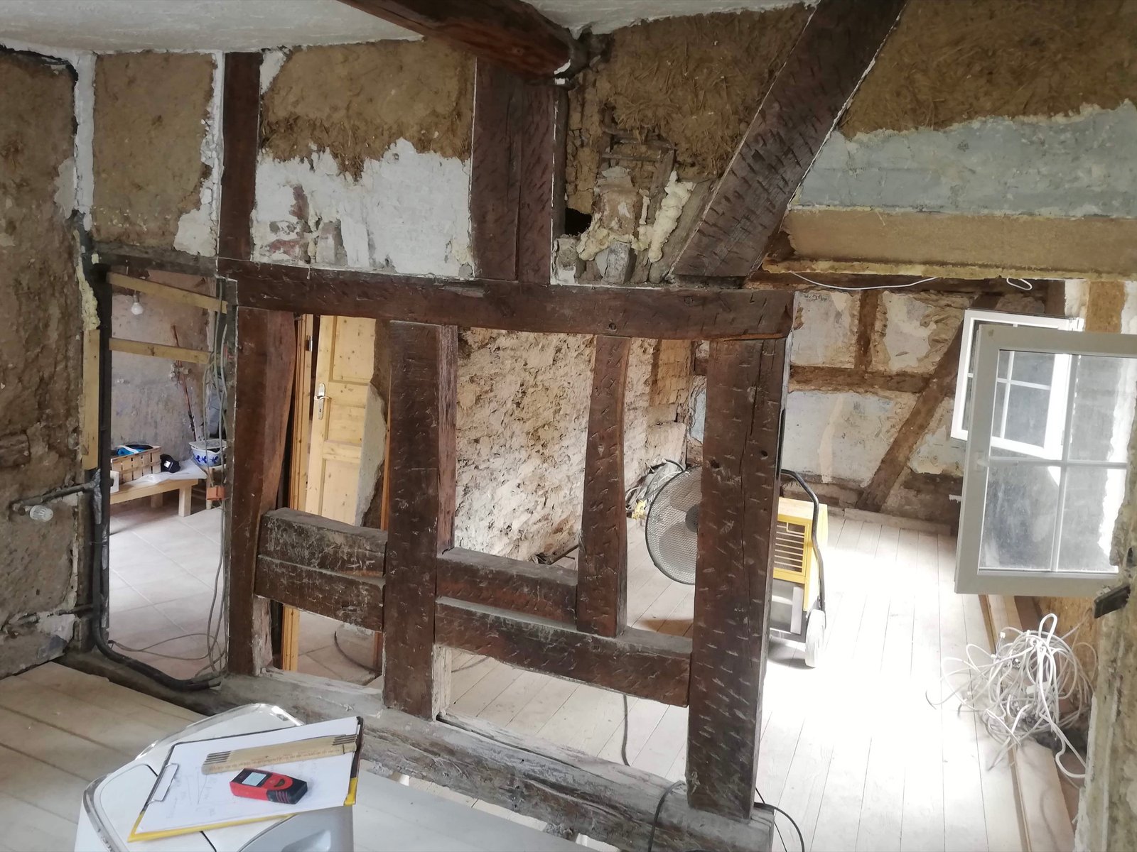 Freigeltes Fachwerk im Fluthaus Ahrtal, Lehm- und Steingefach, Sanierungsbeginn