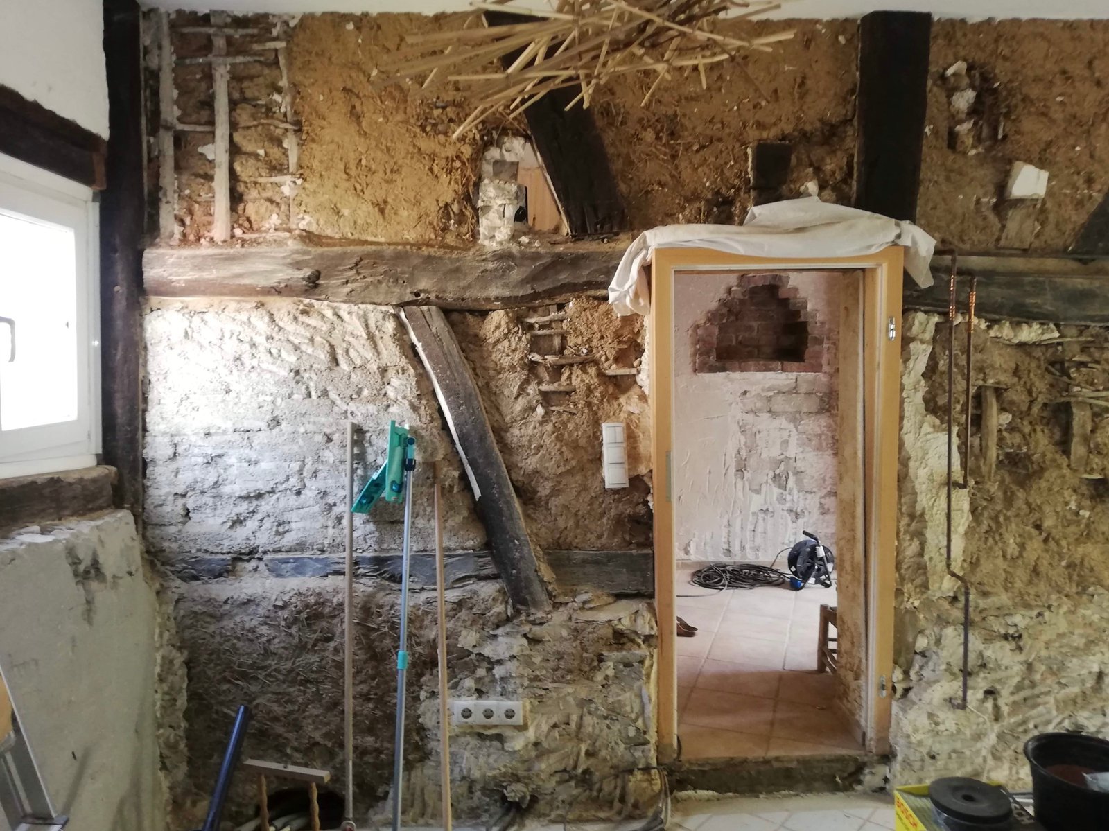 Hohlziegel-Außenwand mit Strohverstärkung im Ahrtal-Fachwerkhaus, Bestandsaufnahme