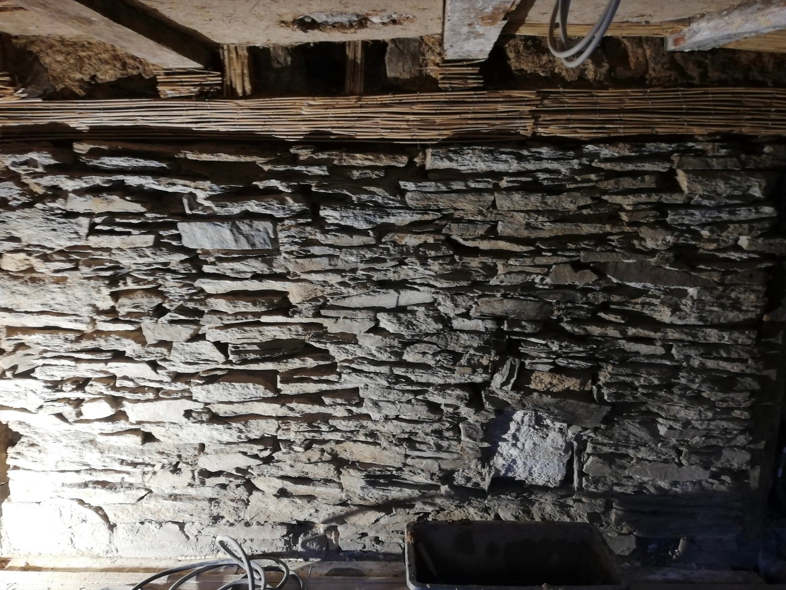 Historisches Bruchsteinmauerwerk im Ahrtal-Haus, freigelegt bei Sanierung