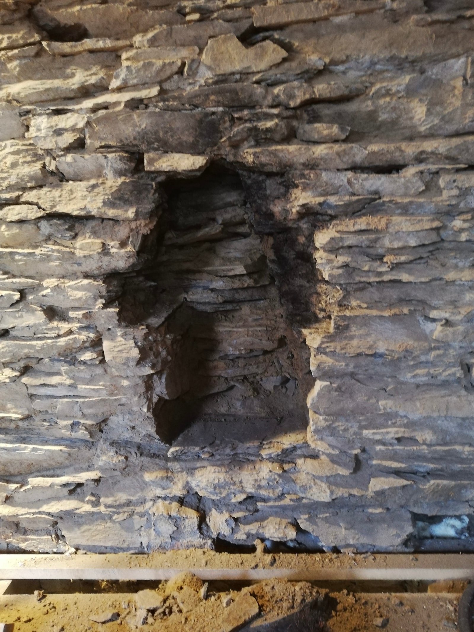 Altes Bruchsteinmauerwerk mit Nische, freigelegte Gebäudesubstanz bei Sanierung