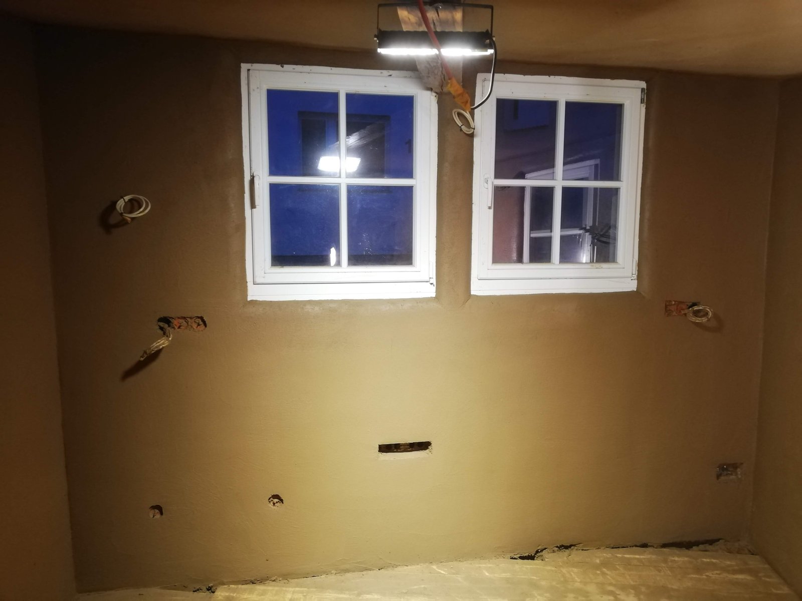 Saniertes Bruchsteinmauerwerk mit eingelassener Bogennische, Kalkputzeinrahmung