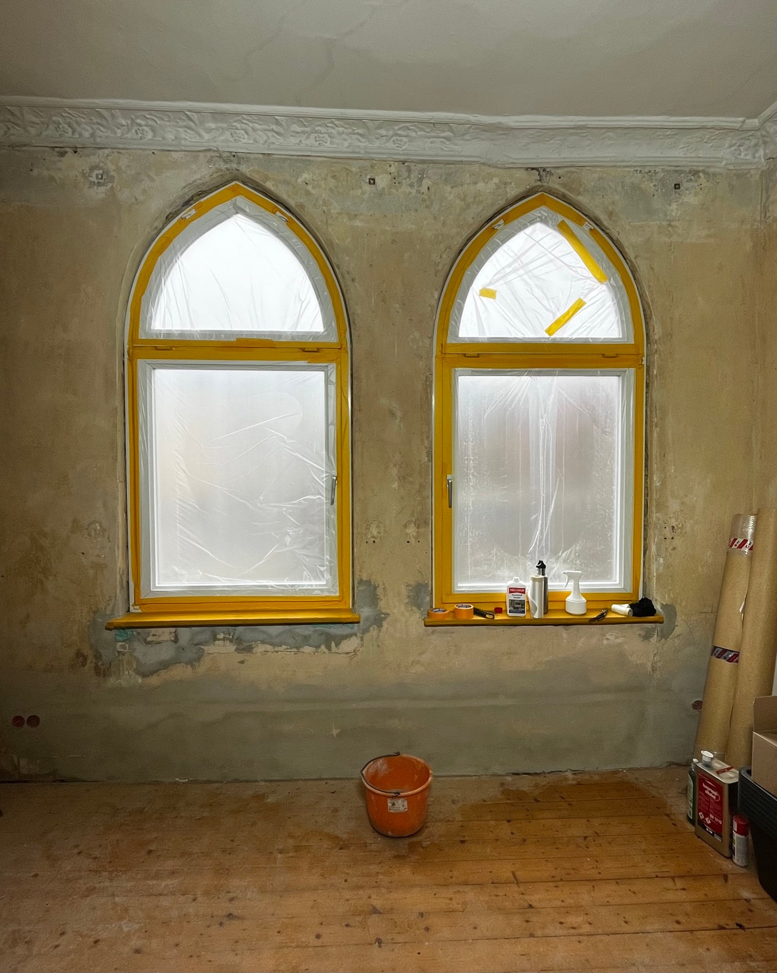 Gründerzeitlicher Altbau Kassel: Innenraum mit neugotischen Spitzbogenfenstern, Putz freigelegt