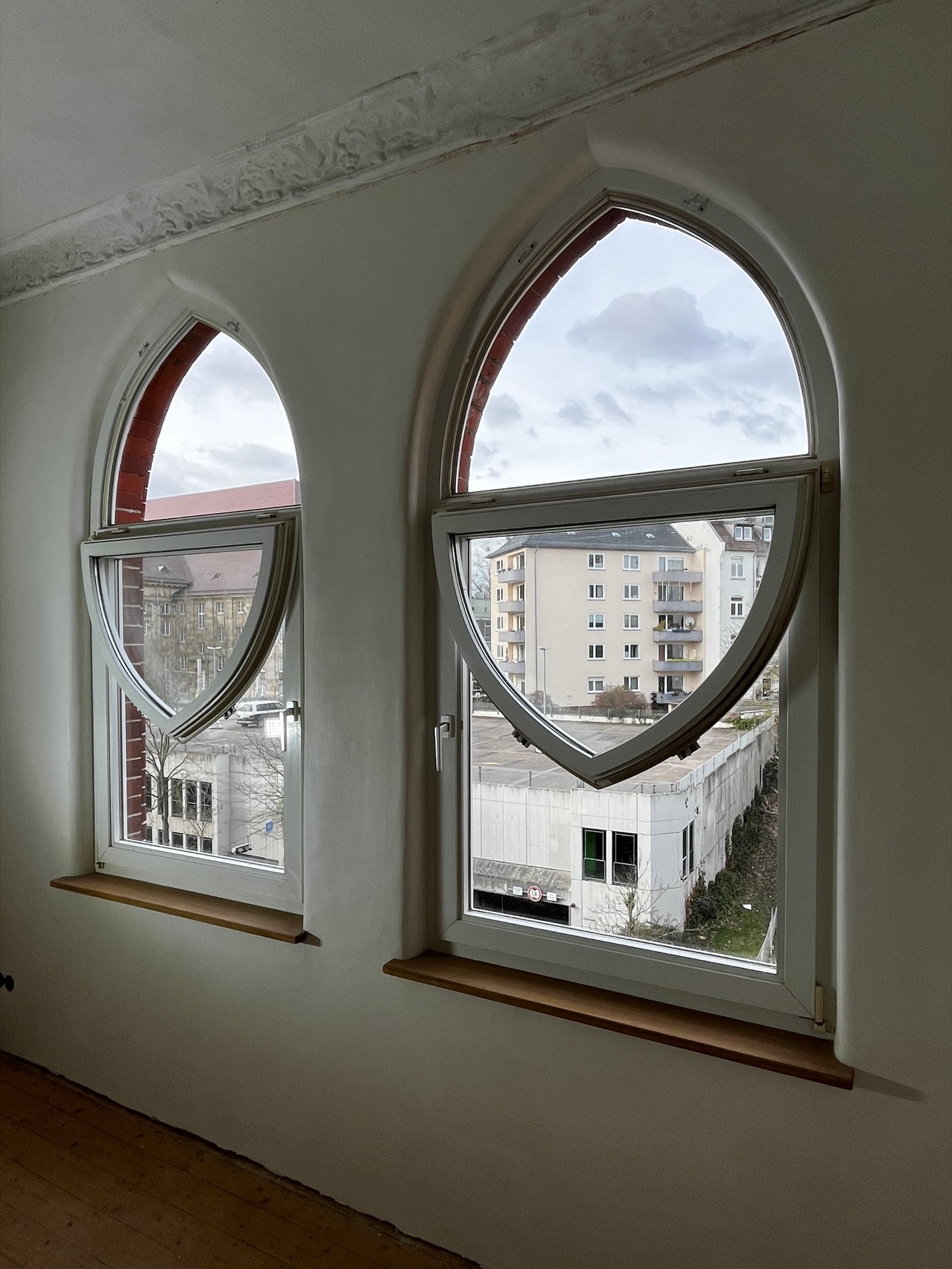 Zwei neugotische Rundbogenfenster restauriert, Kalkputz mit Holzfenstersimsen, Altbau Kassel