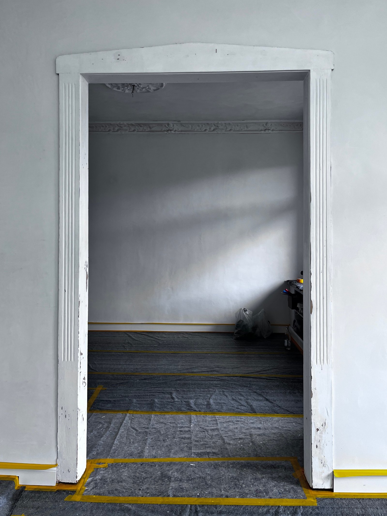 Historische Stucktür mit klassizistischem Aufsatz, Kalkputzwände fertig gestrichen