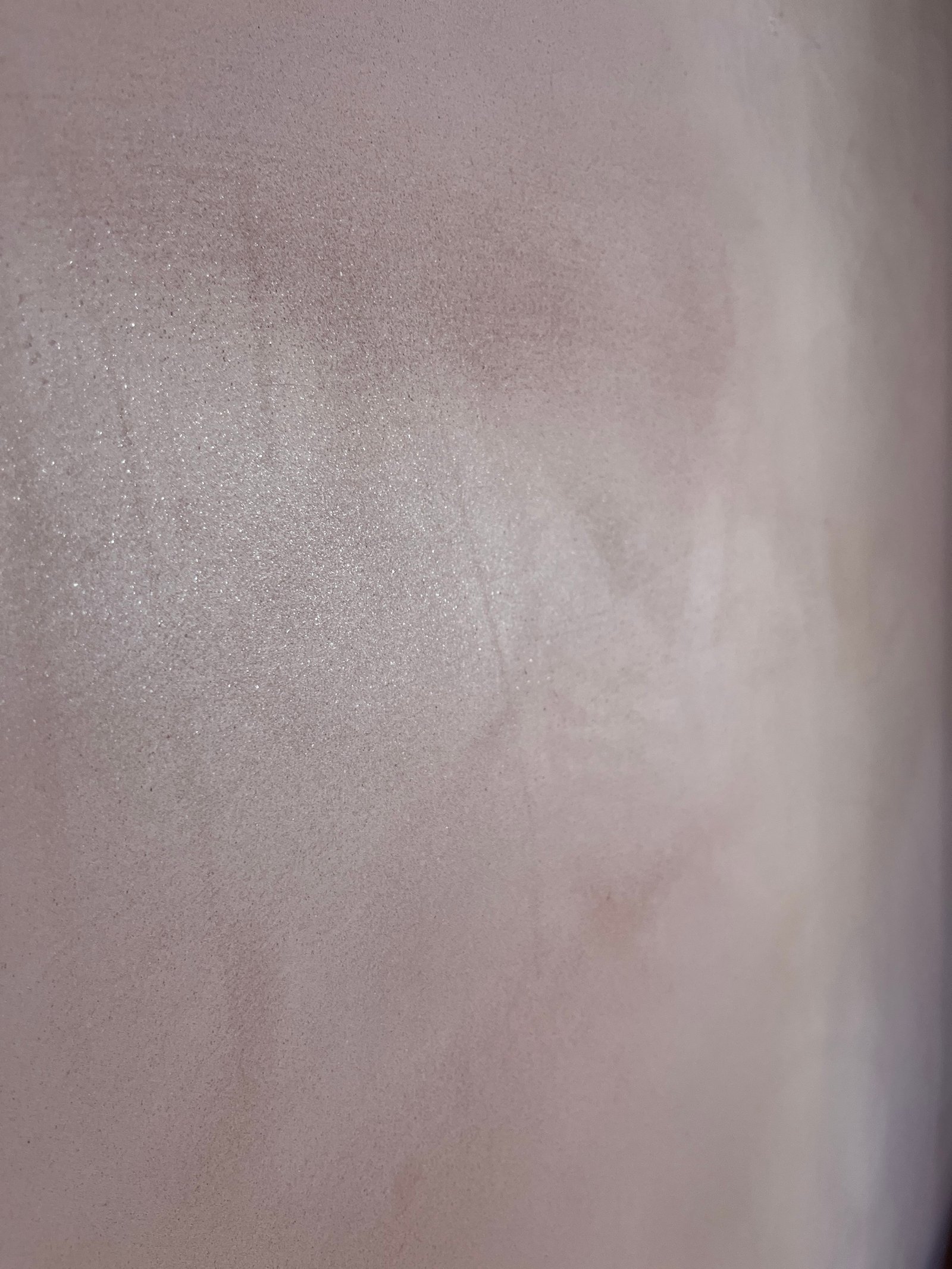 Tadelakt-ähnliche Oberfläche mit Schimmer, rosé-beiger Ton, polierter Kalkputz