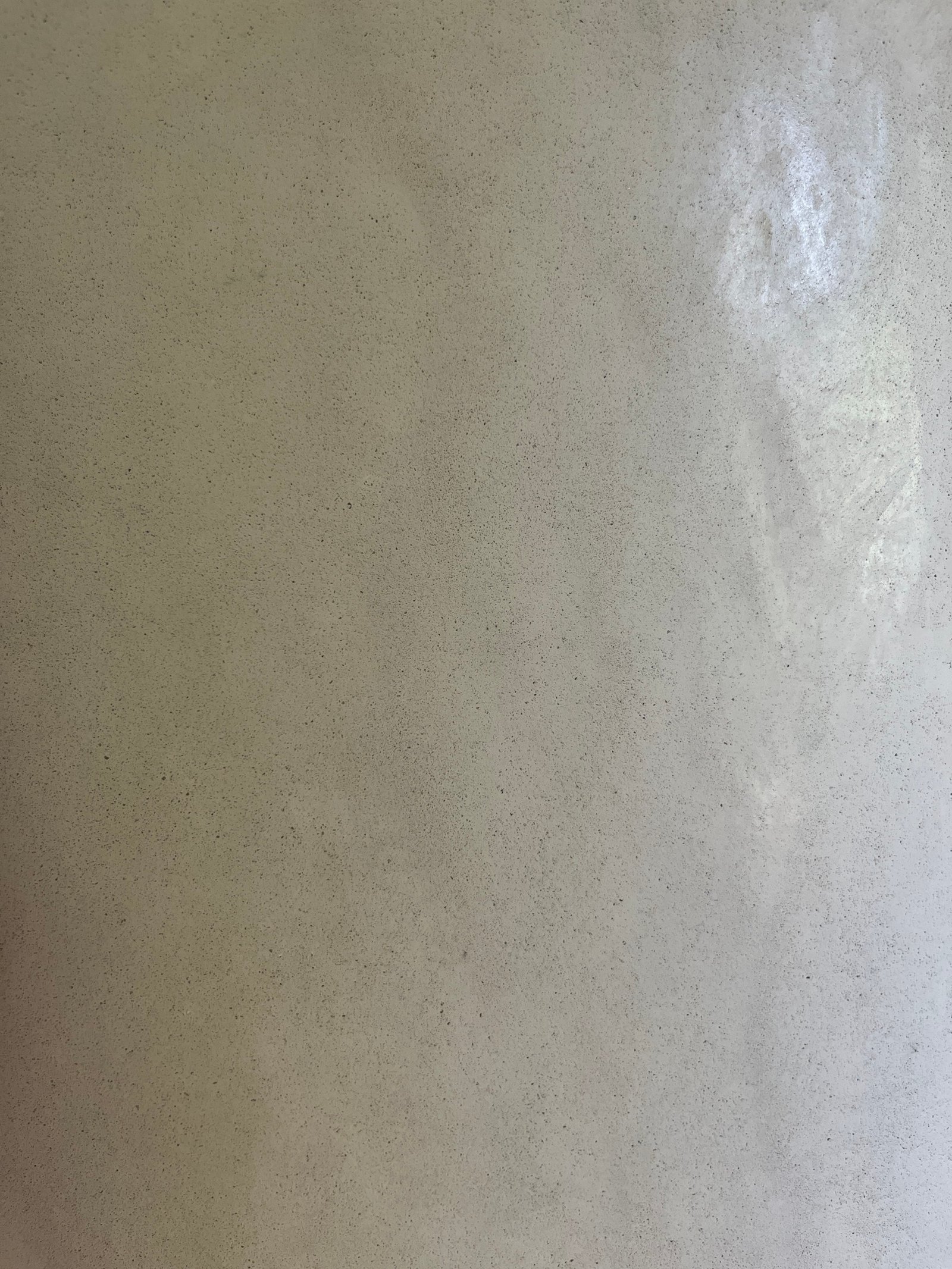 Kalkputz-Oberfläche mit Perlglanz, cremig-sandfarben, feiner Stucco lustro Auftrag