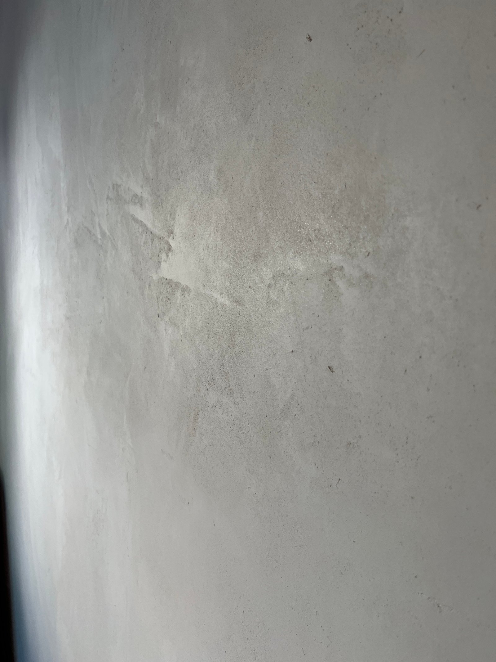 Kalkputzdecke mit leichtem Riss, weißlich-grau, Rundung im Eckenbereich