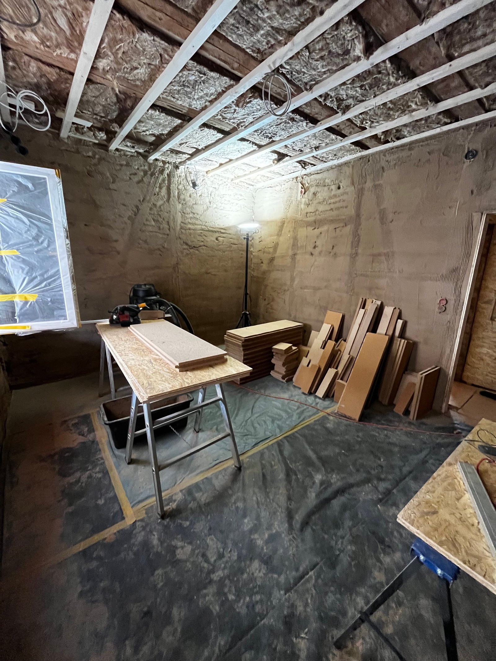 Außenbereich Fachwerkhaus Kassel: Sandsäcke und Mischmaschine, Materialanlieferung