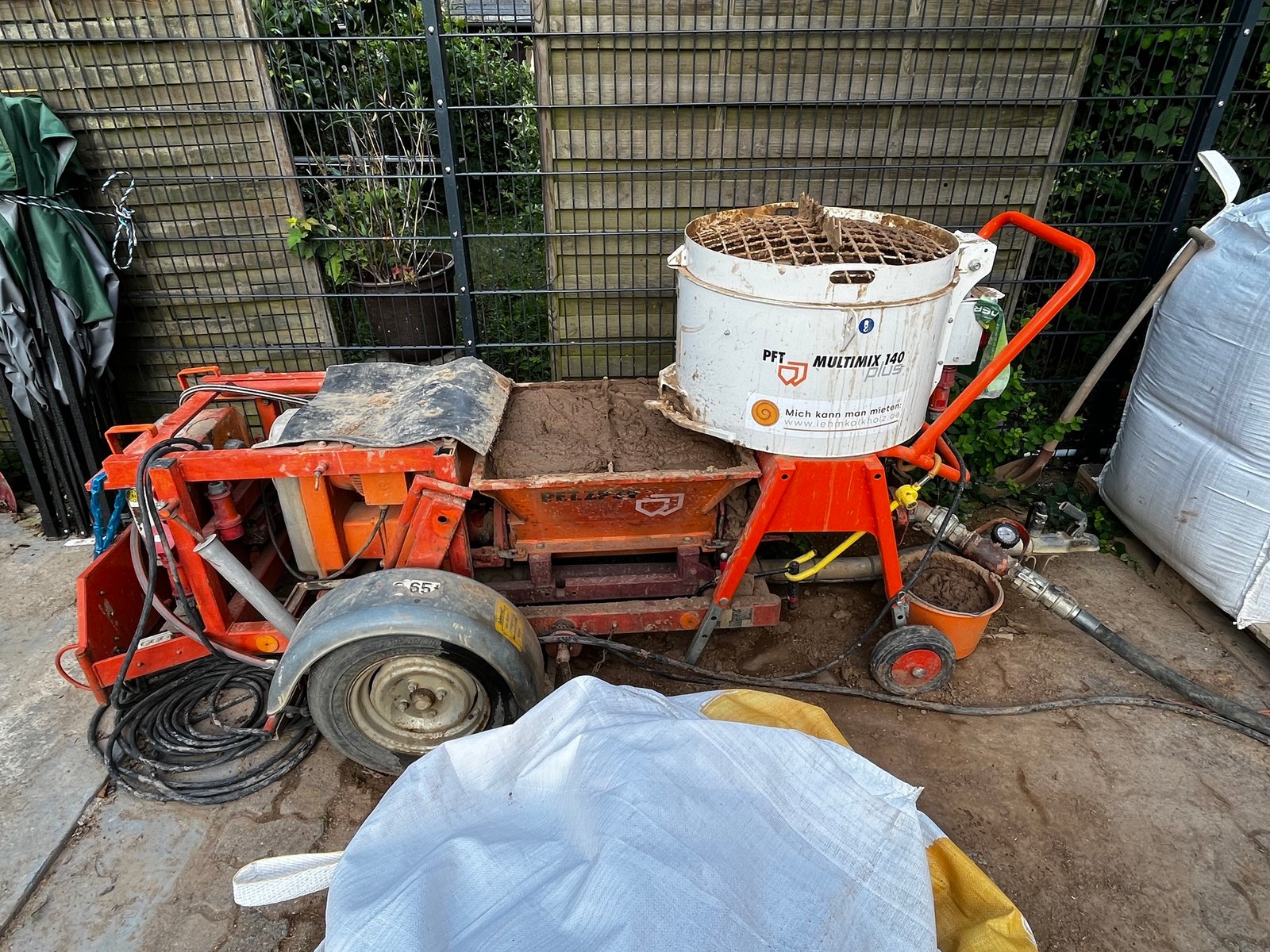 Außenbereich Baustelle Fachwerkhaus: Materialzelte und Säcke für Putzarbeiten