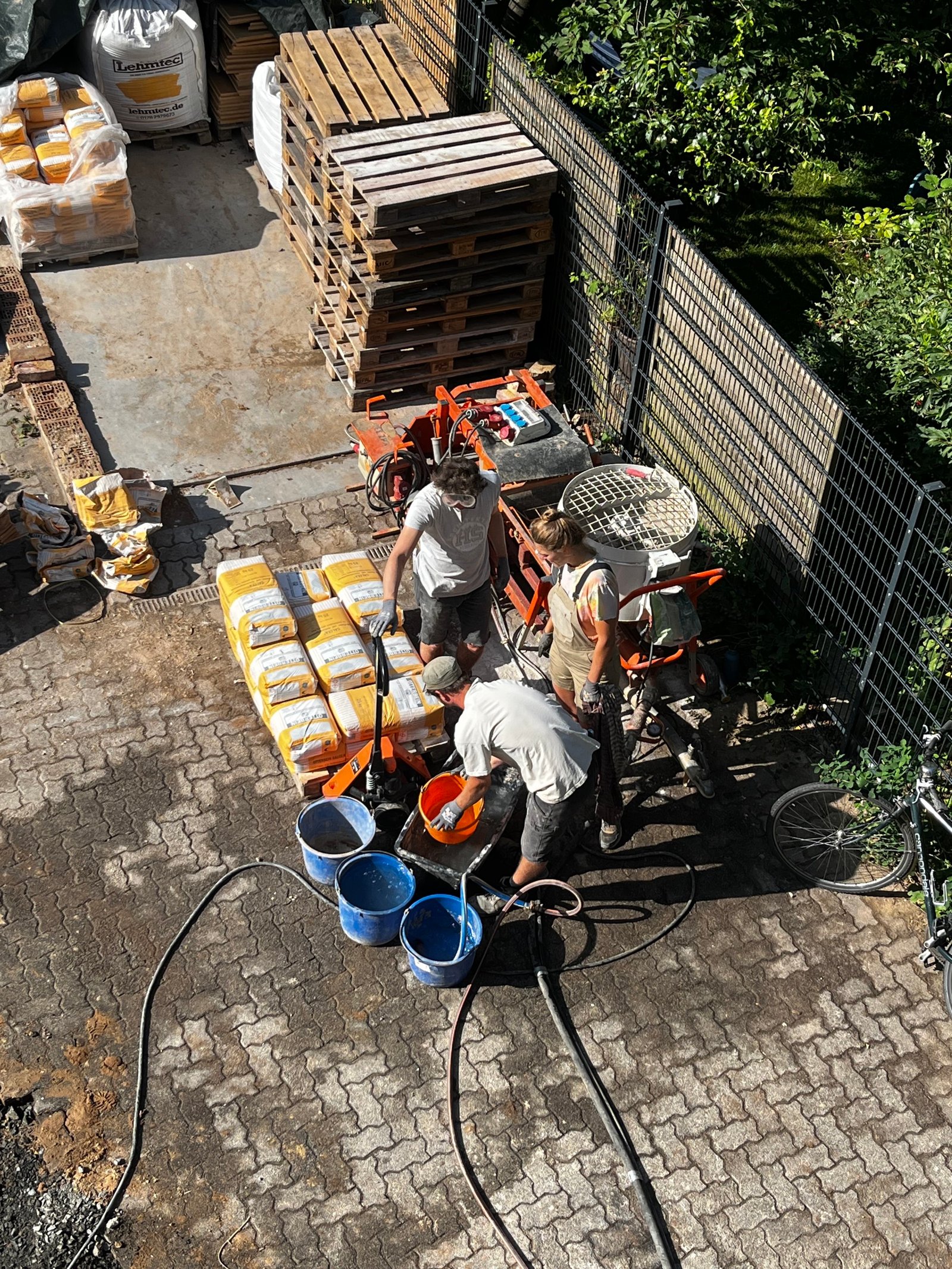 Sanierungsbaustelle Fachwerkhaus Kassel: Außenansicht mit Nachbargebäuden