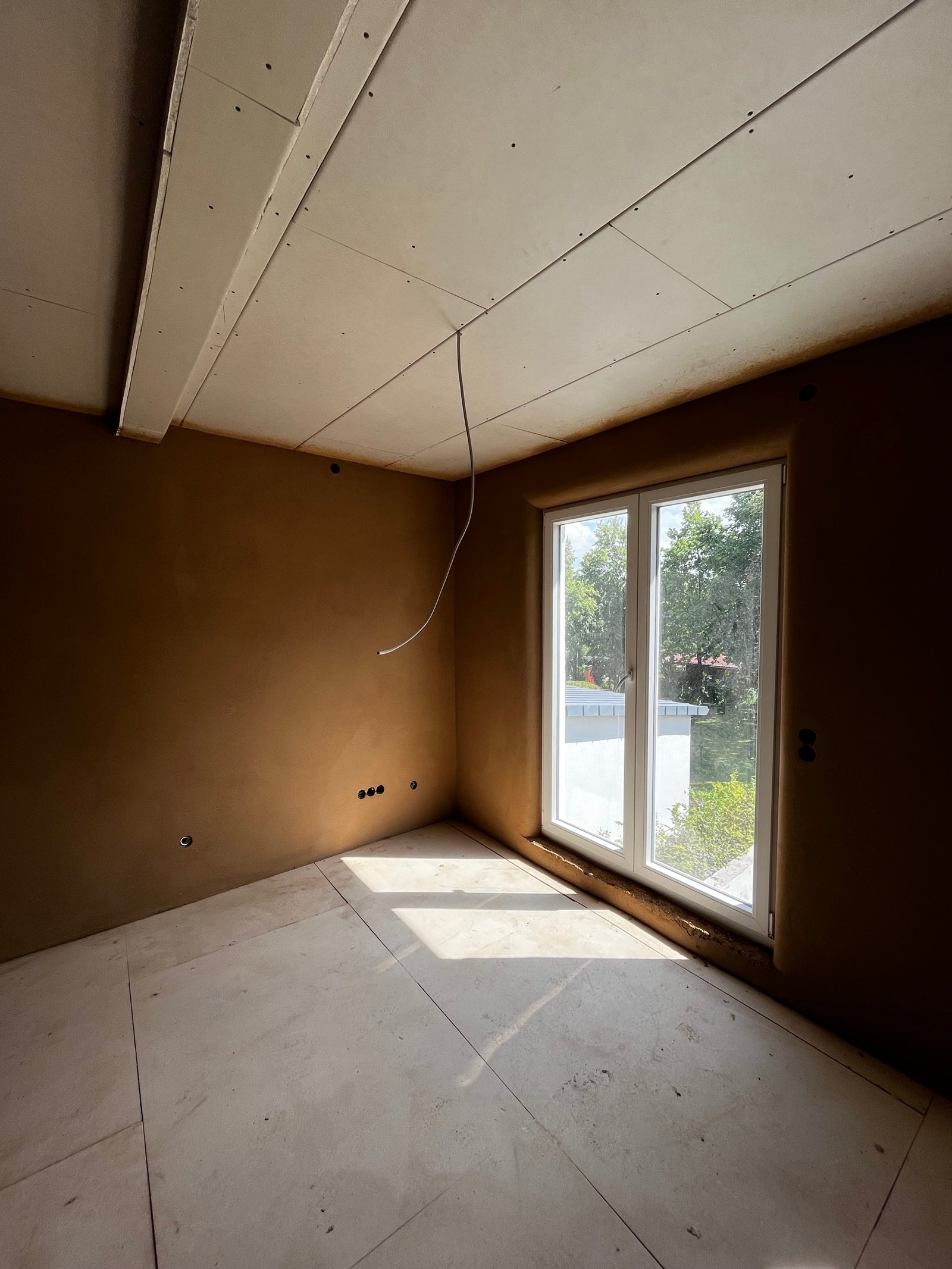 Tadelakt-Duschbereich: polierter Kalkputzboden und Wandfläche, grau-beige Töne