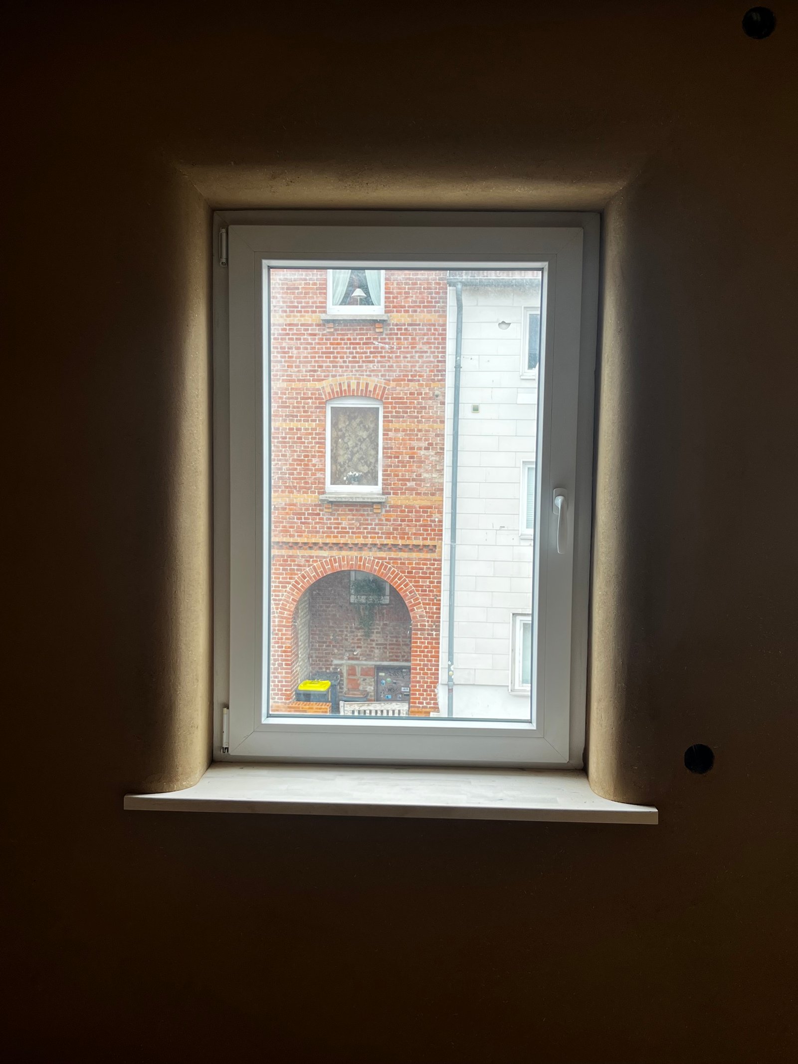 Lehmputz-Treppenhausdecke mit eingebautem Lichtschacht, warmer Erdton, Sanierung