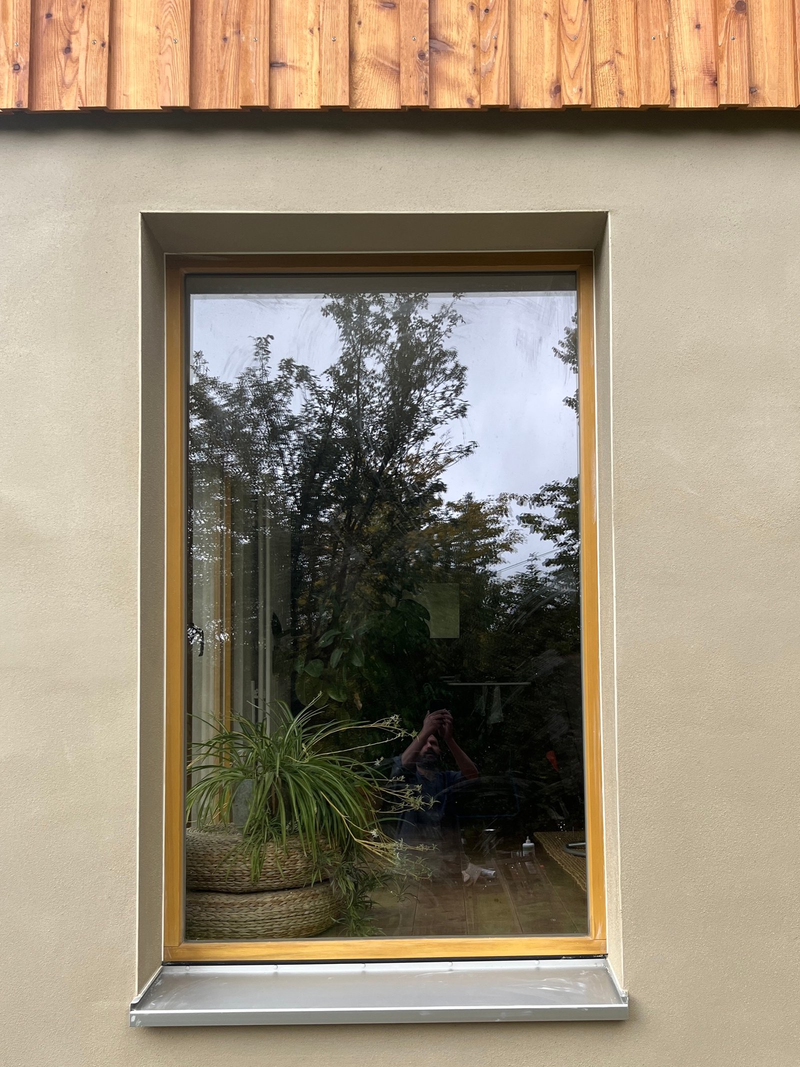 Kalkputzfassade Seitenansicht: heller Putz, Fenster, Natursteinsockel, Treppe