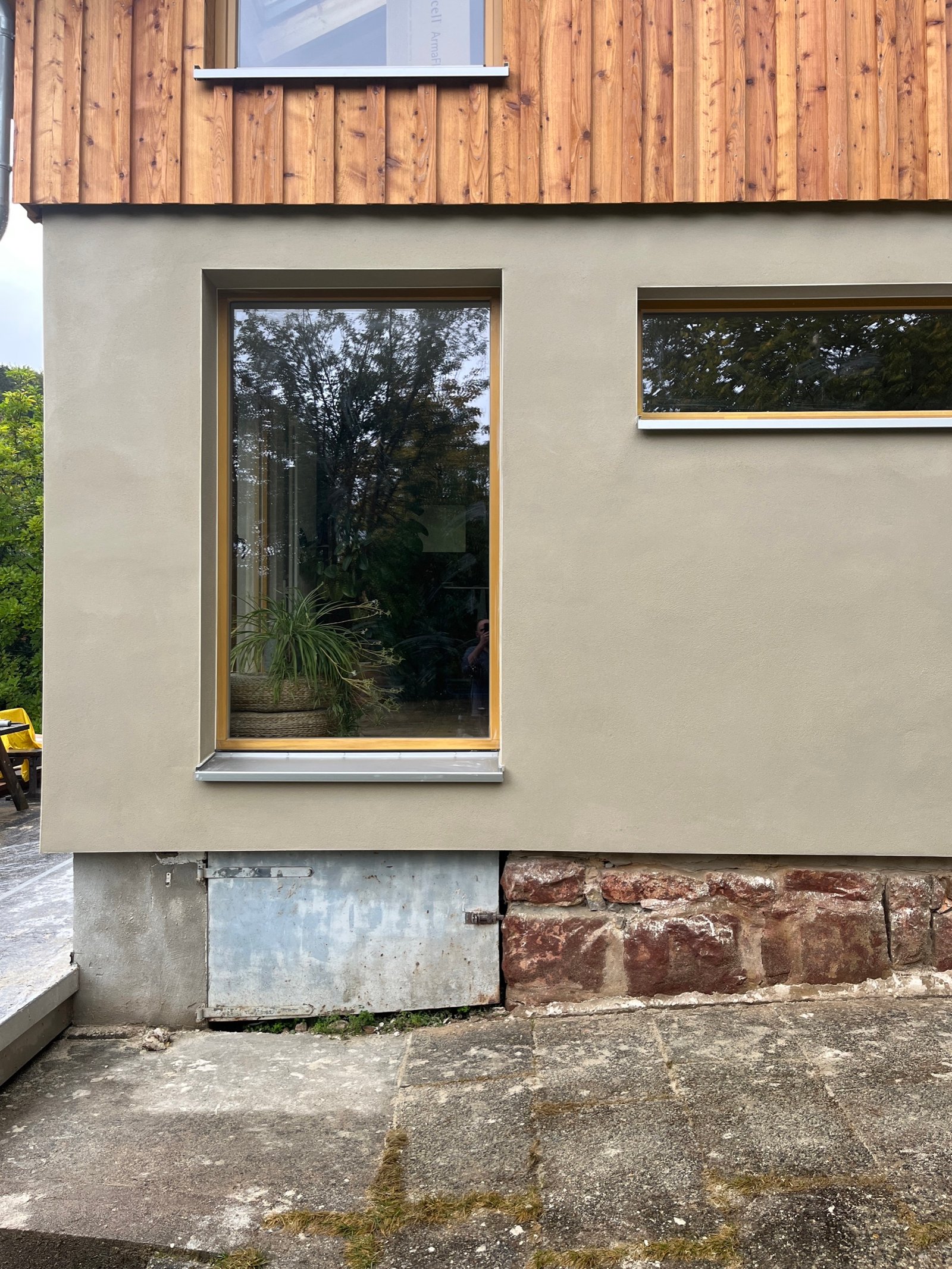 Kalkputzfassade Detail mit Fensterlaibung: heller Ton, sauber gearbeitet