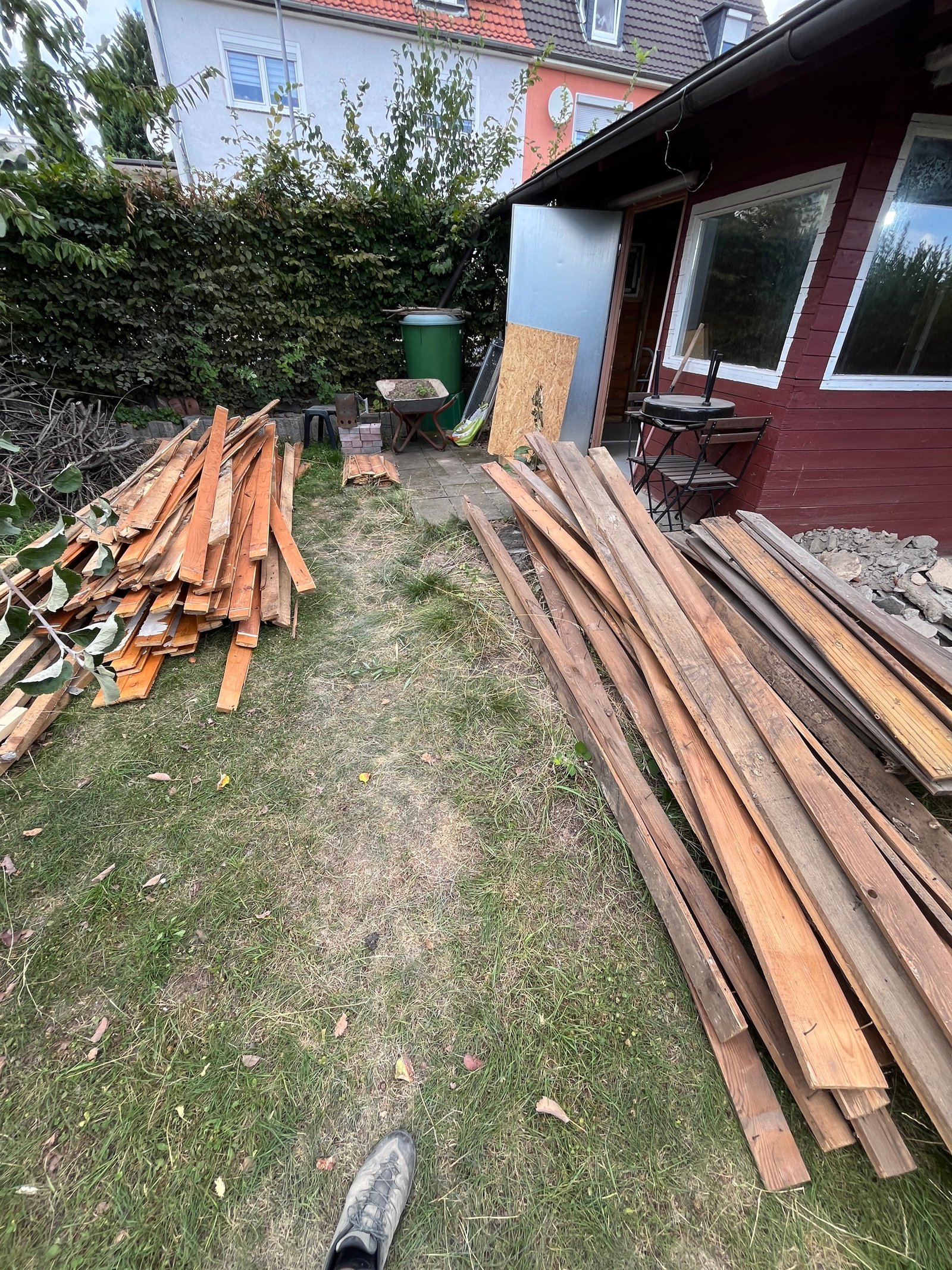 Gartenhaus-Außenwand freigelegt: altes Ständerwerk und Dachkonstruktion sichtbar