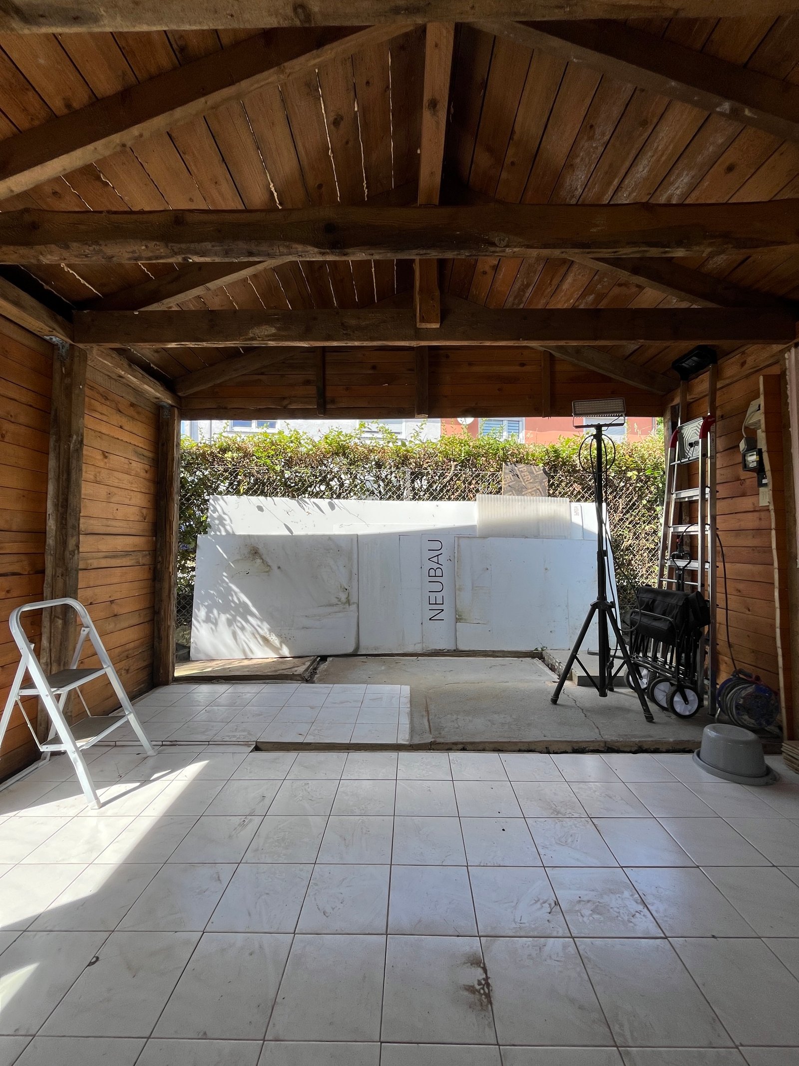 Gartenhaus-Umbau: Bodenplatte mit Bodenheizungsrohren und Schalungsreste