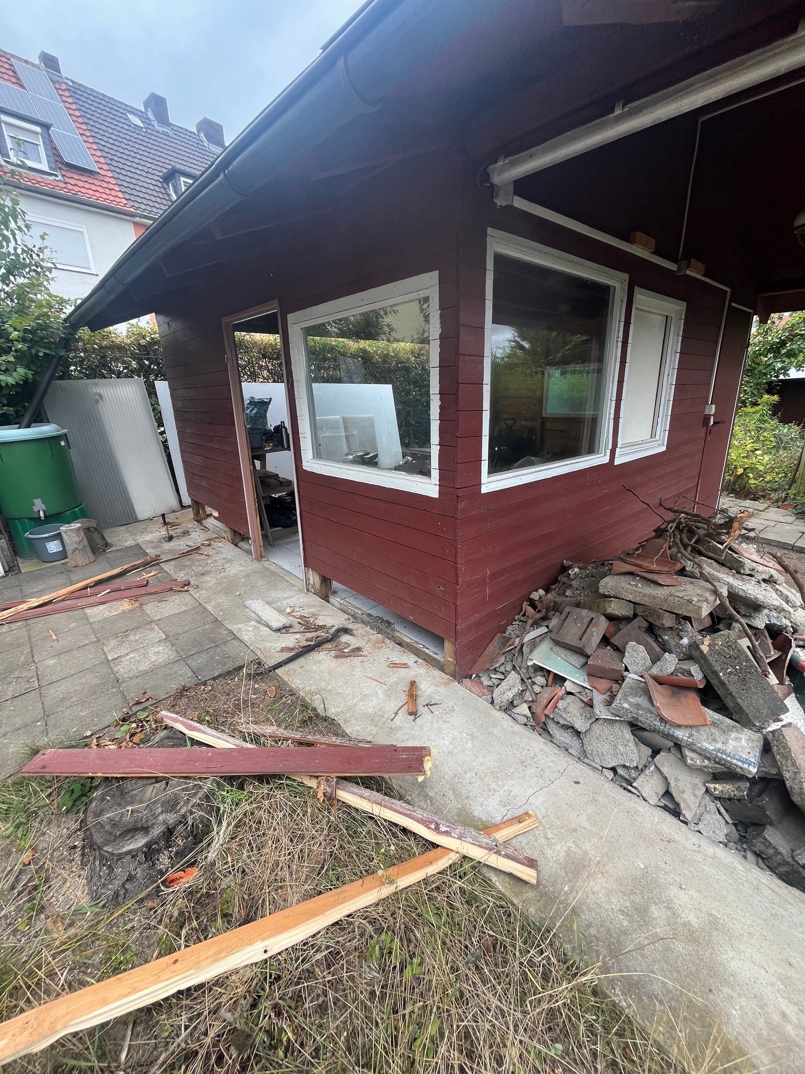 Gartenhaus-Bau: Fundament und Bodenplatte im Gartenbereich, Baustahl sichtbar