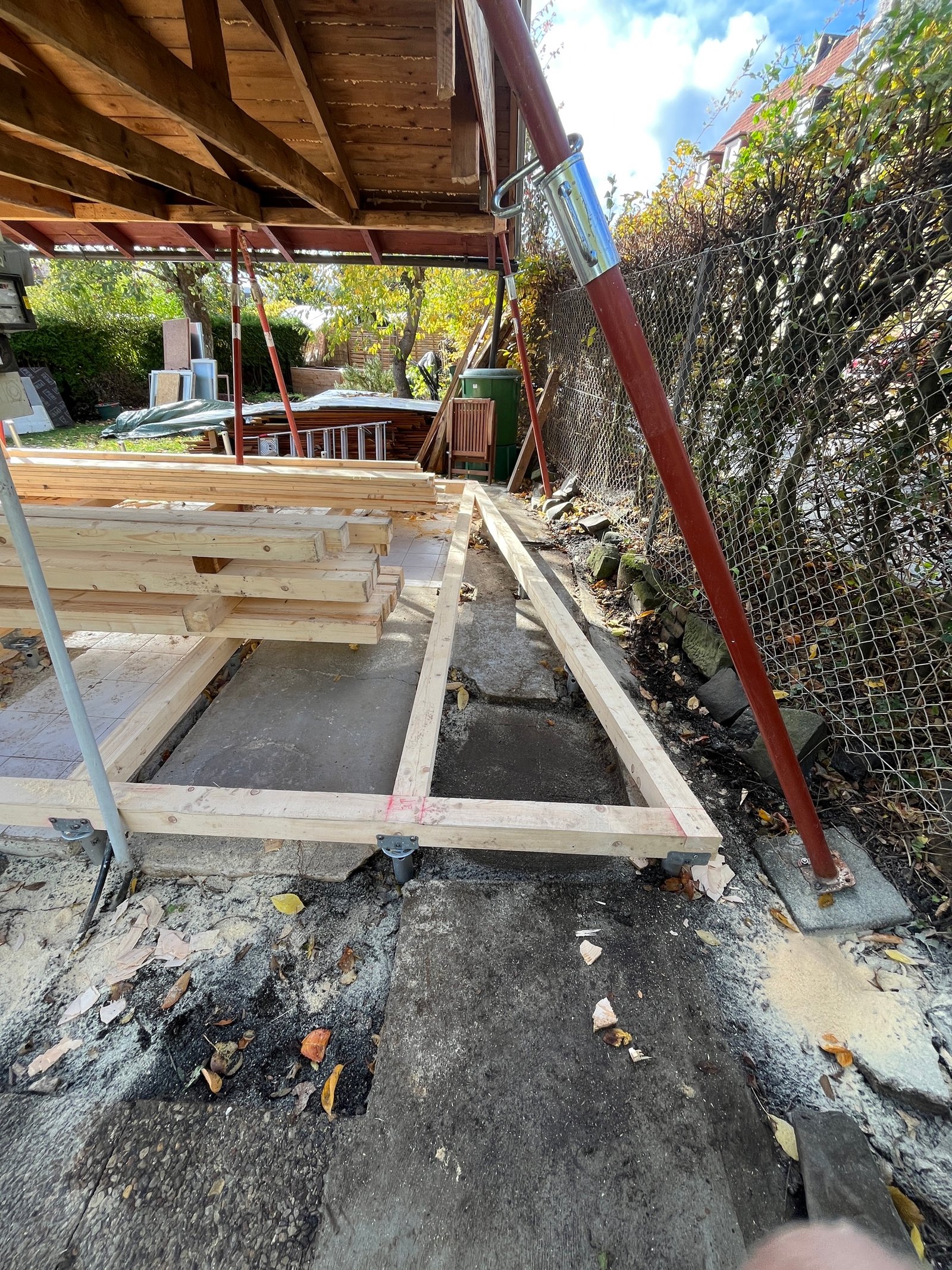 Gartenhaus-Dachkonstruktion: Holzsparren und Firstbalken fertig, Rohbau