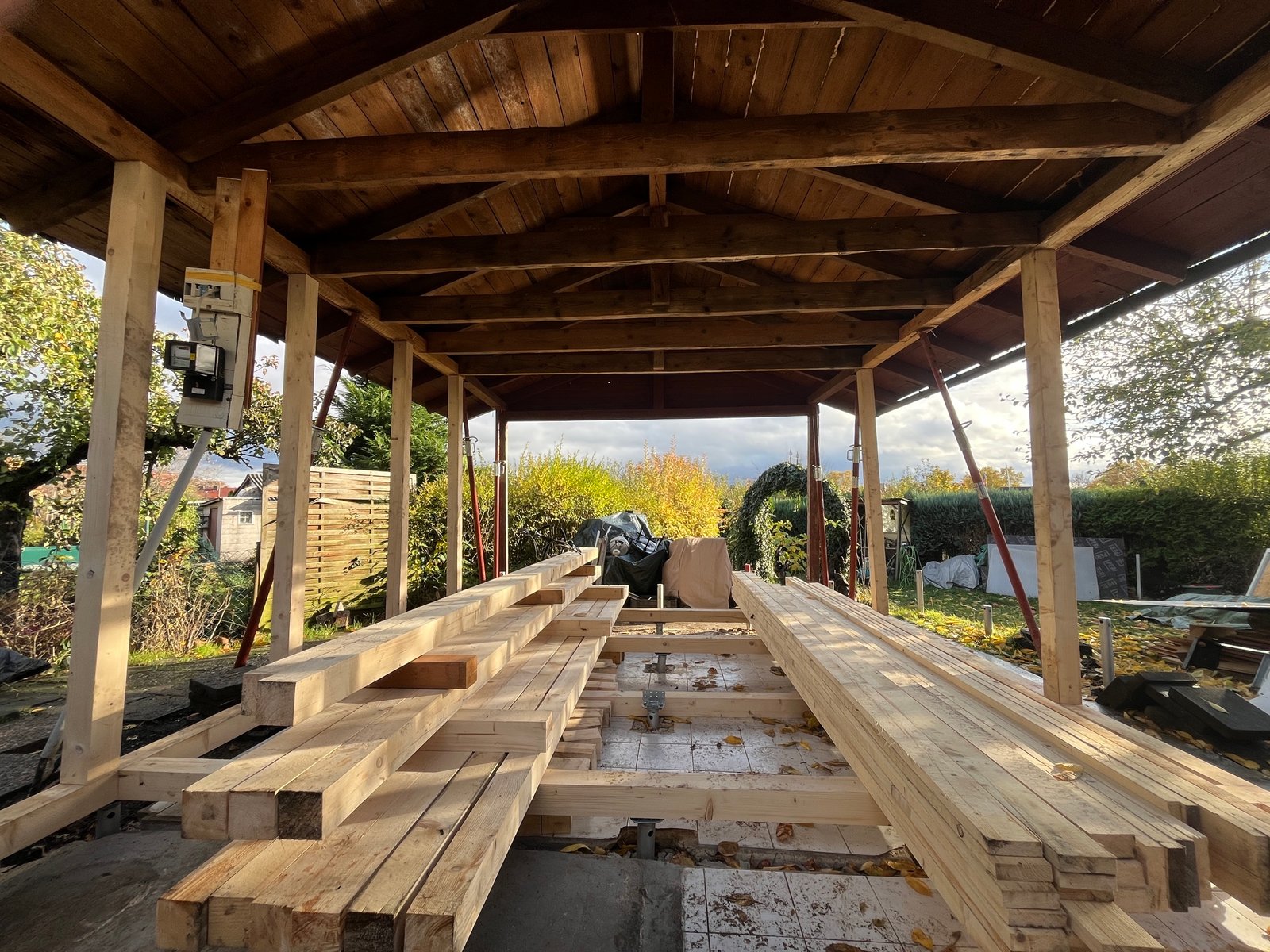 Gartenhaus-Innenausbau: Schilfrohrmatten als Putzträger auf Holzständerwerk