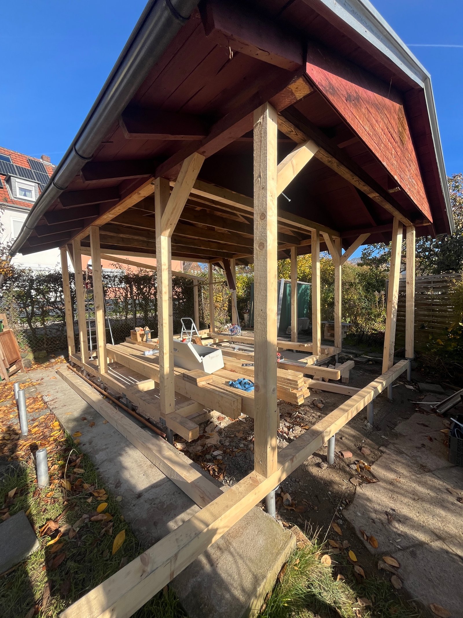 Gartenhaus-Innenausbau: Schilfrohrmatten-Wände mit Holzlatten abgehängt