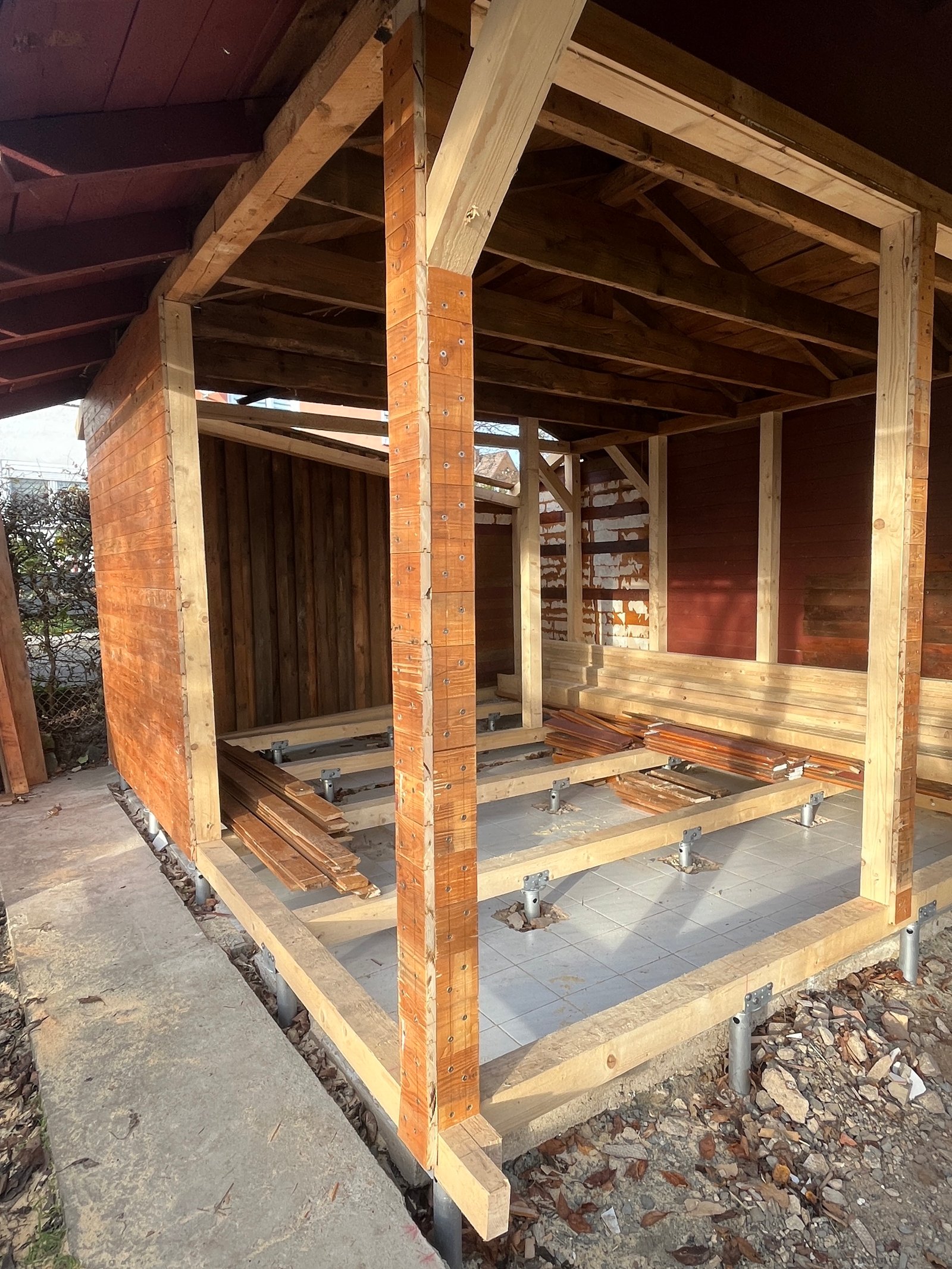 Gartenhaus-Außenfassade: Holzschalung mit Zedernholz, Mischsäcke im Außenbereich