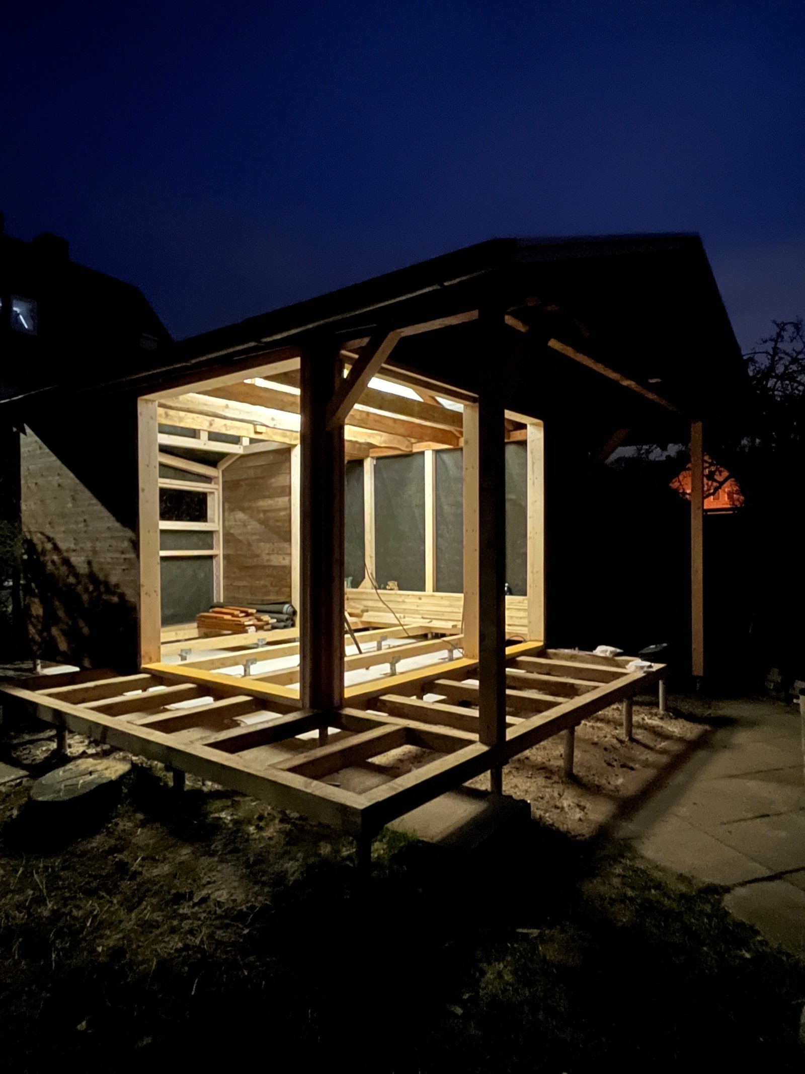 Gartenhaus-Außenfassade Holzschalung mit neuem Fensterelement, Sommer