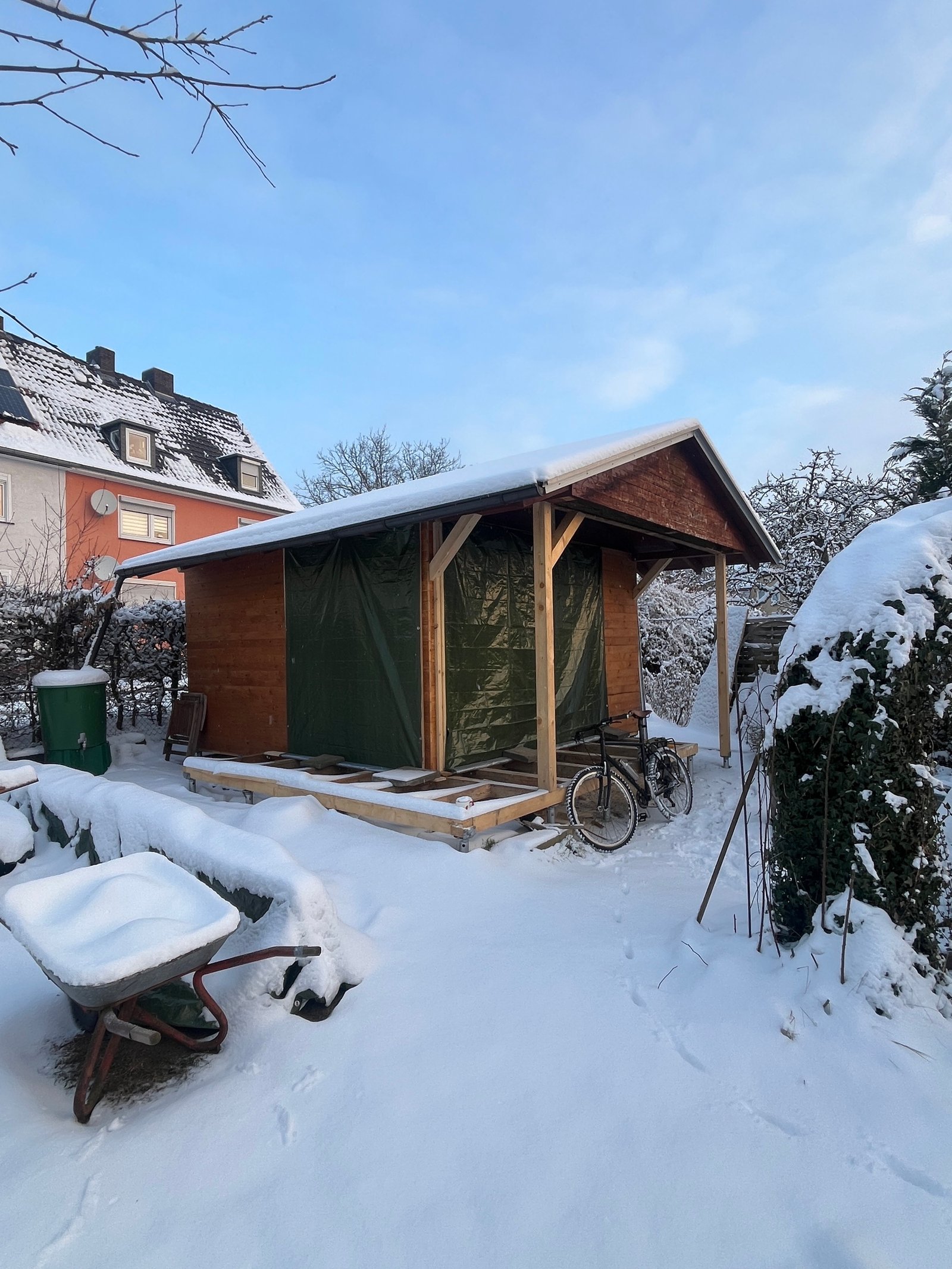 Gartenhaus-Innenraum: fertig verputzte Schilfrohrwände, Dachfenster mit Winterlicht