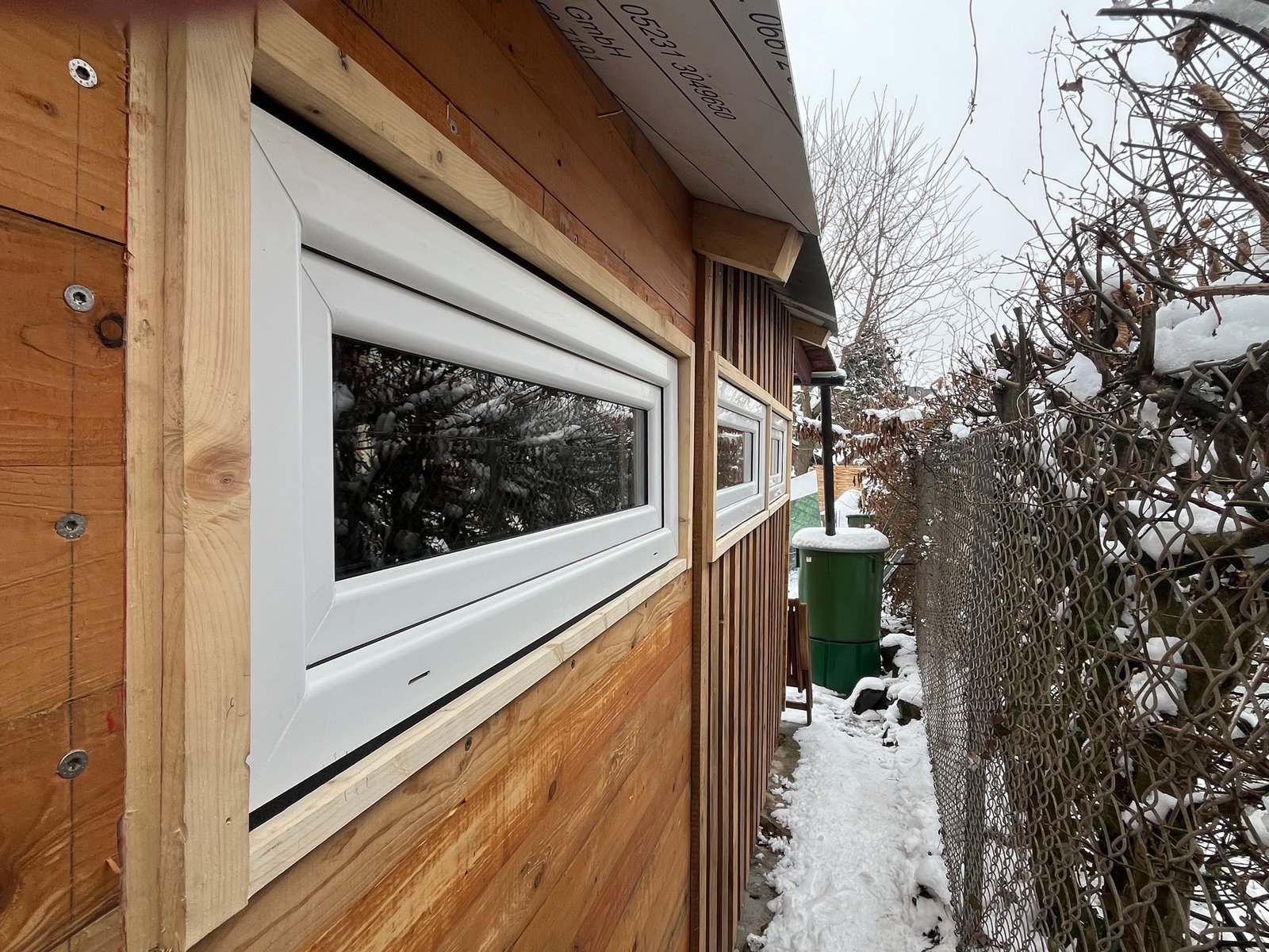 Gartenhaus-Lehmputzwand Detail: Schilfrohr-Grundlage, warmer Braunton, sauber