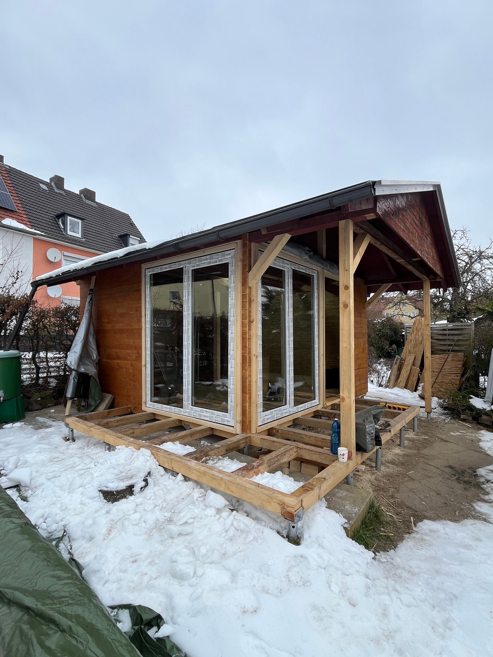 Gartenhaus-Innenraum: Dachfenster, Schilfrohr und Lehmputzwände im Winter