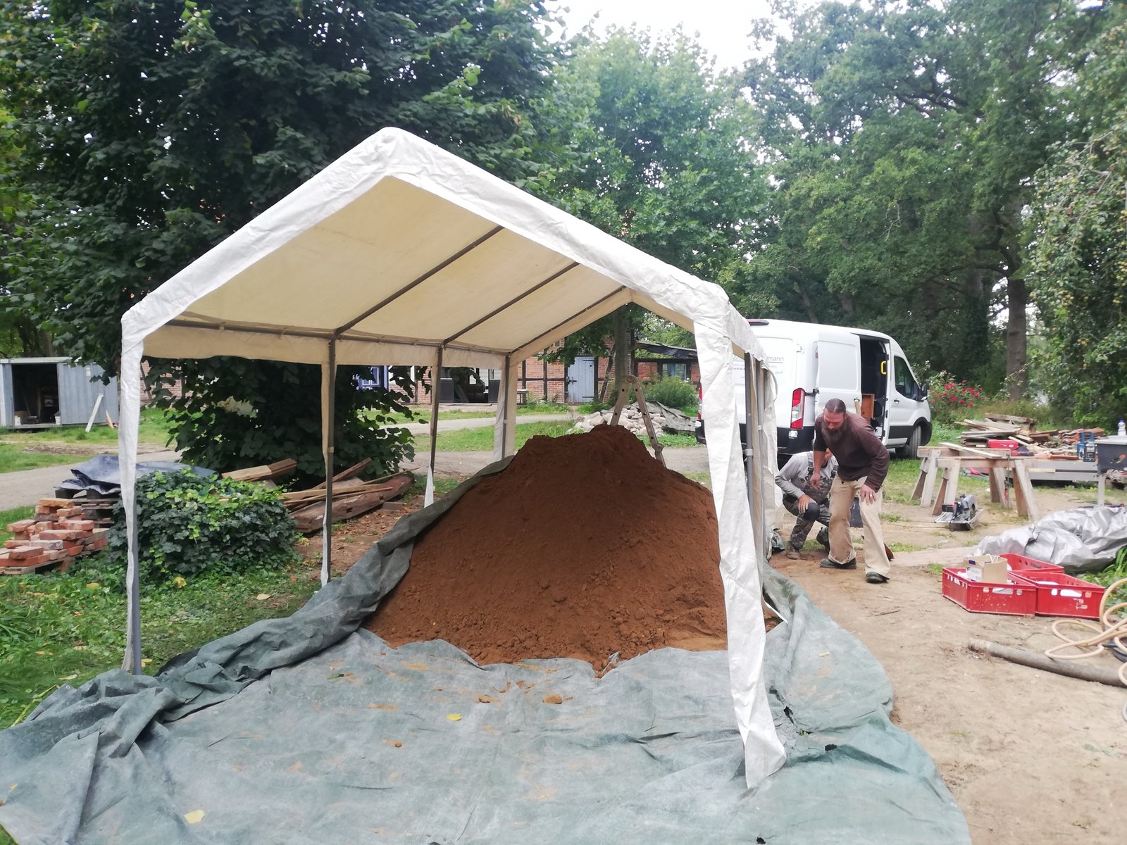 Lehmputz-Innenraum Künstlerhaus: fertige goldbraune Wandflächen, gleichmäßiger Auftrag