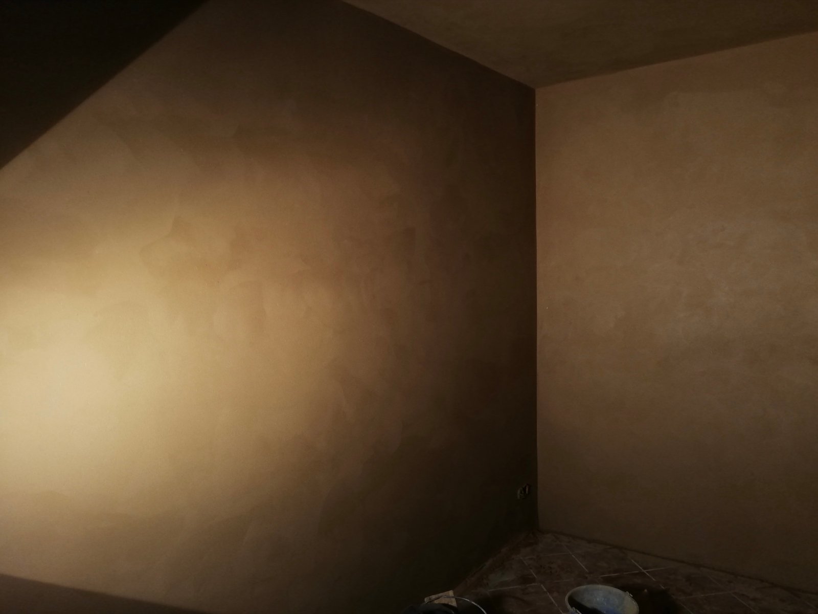 Lehmputzraum Künstlerhaus: Wände und Decke fertig, Terrakottafliesen, Ziegelboden