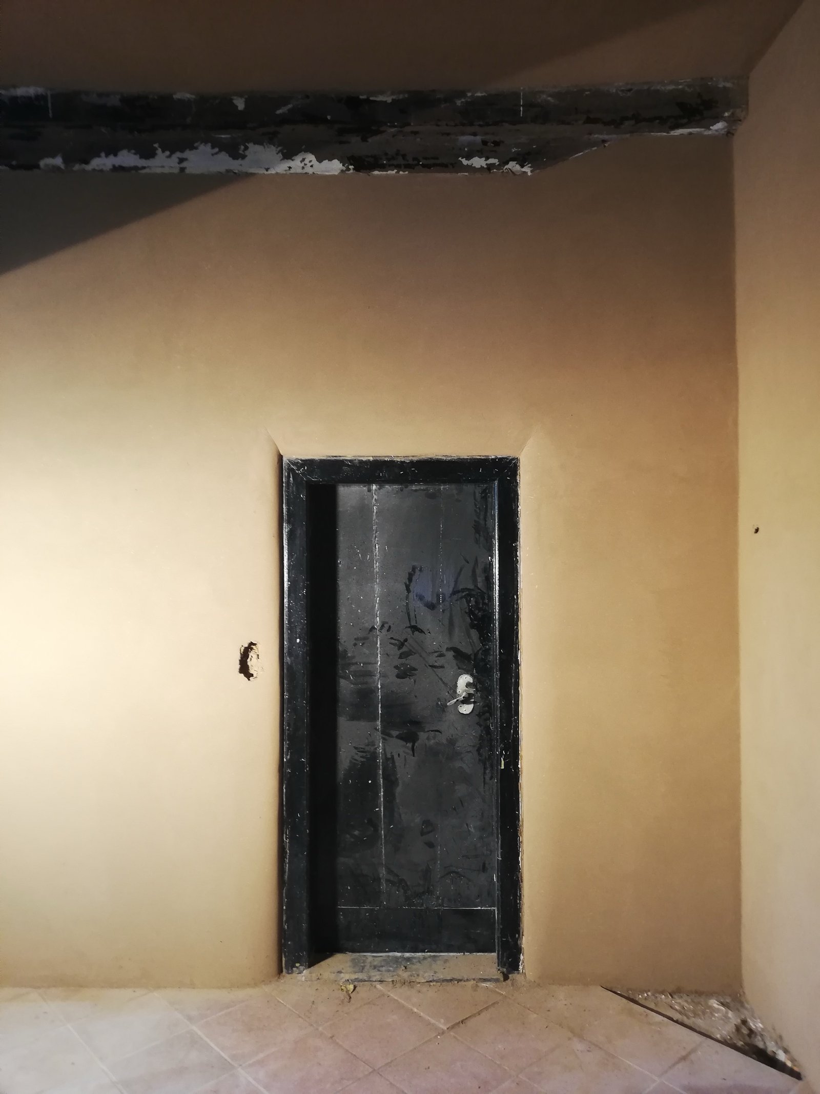 Lehmputzraum mit Holzdachkonstruktion: Kassettendach aus altem Holz, historisch