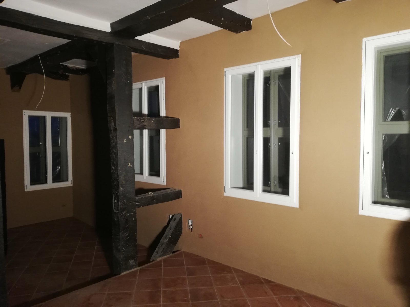 Historisches Kassettenholzdach mit Bemalung im Künstlerhaus: Lehmputzwände darunter