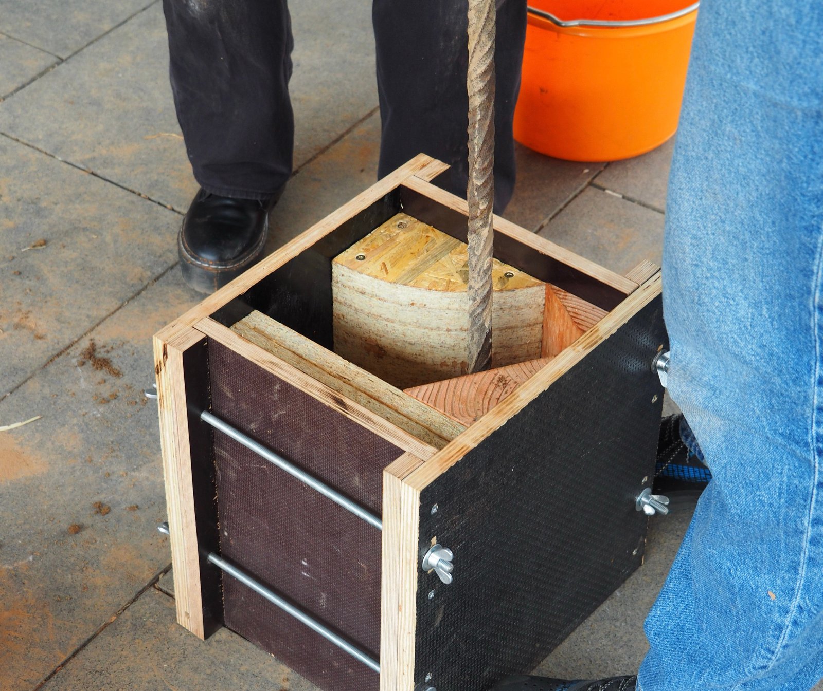 Stampflehm-Workshop: kleine Stampfbox aus Holz mit Leinenhandgriff, Werkzeug