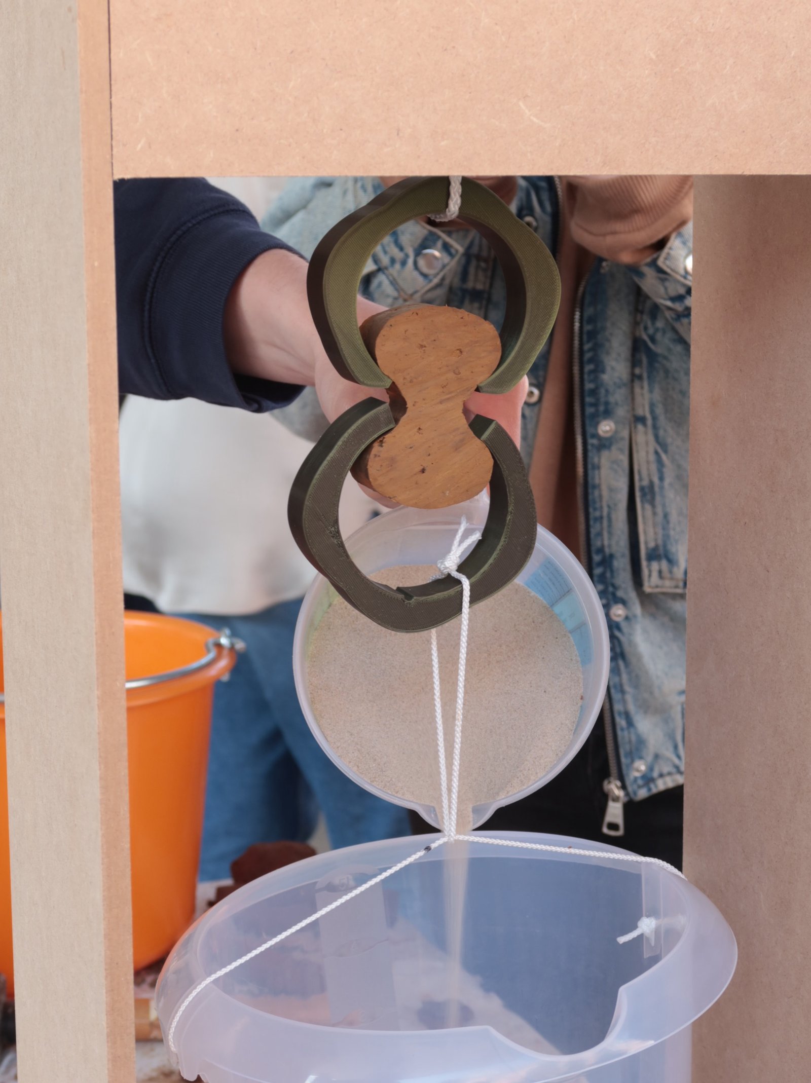 Lehm-Workshop: Lehmprobenform auf Holzgestell mit Schnurabspannung, Sanddose