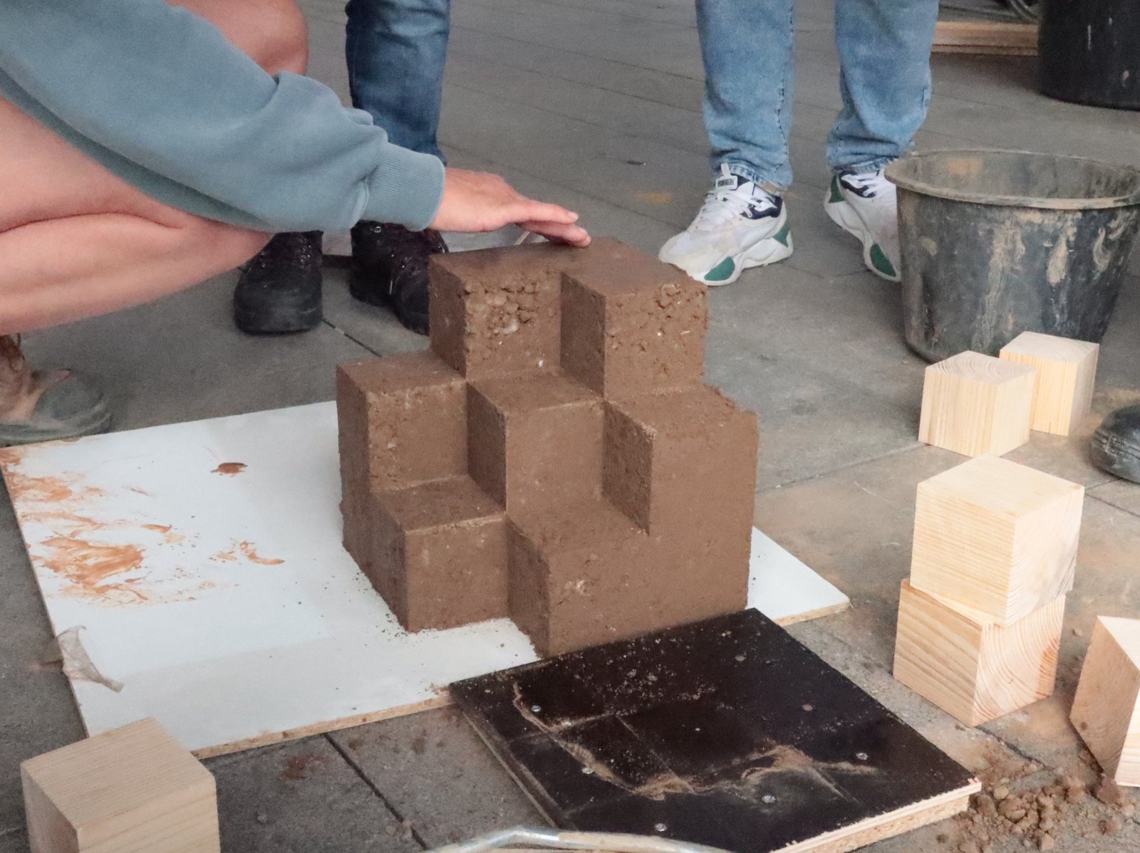 Stampflehm Treppenform: Lehmkörper mit gestufter Struktur, Studierender