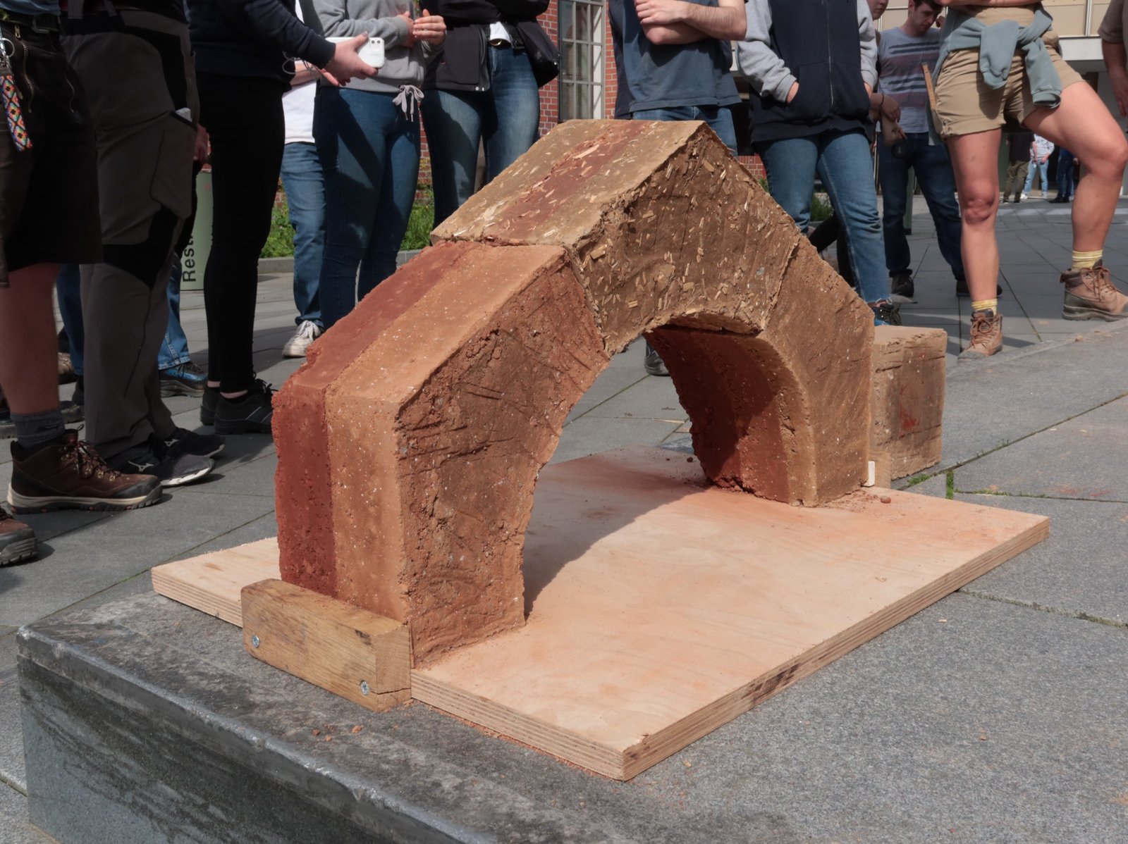 Lehmbogen aus Stampflehm: konstruierter Rundbogen aus Lehmziegeln, Workshop