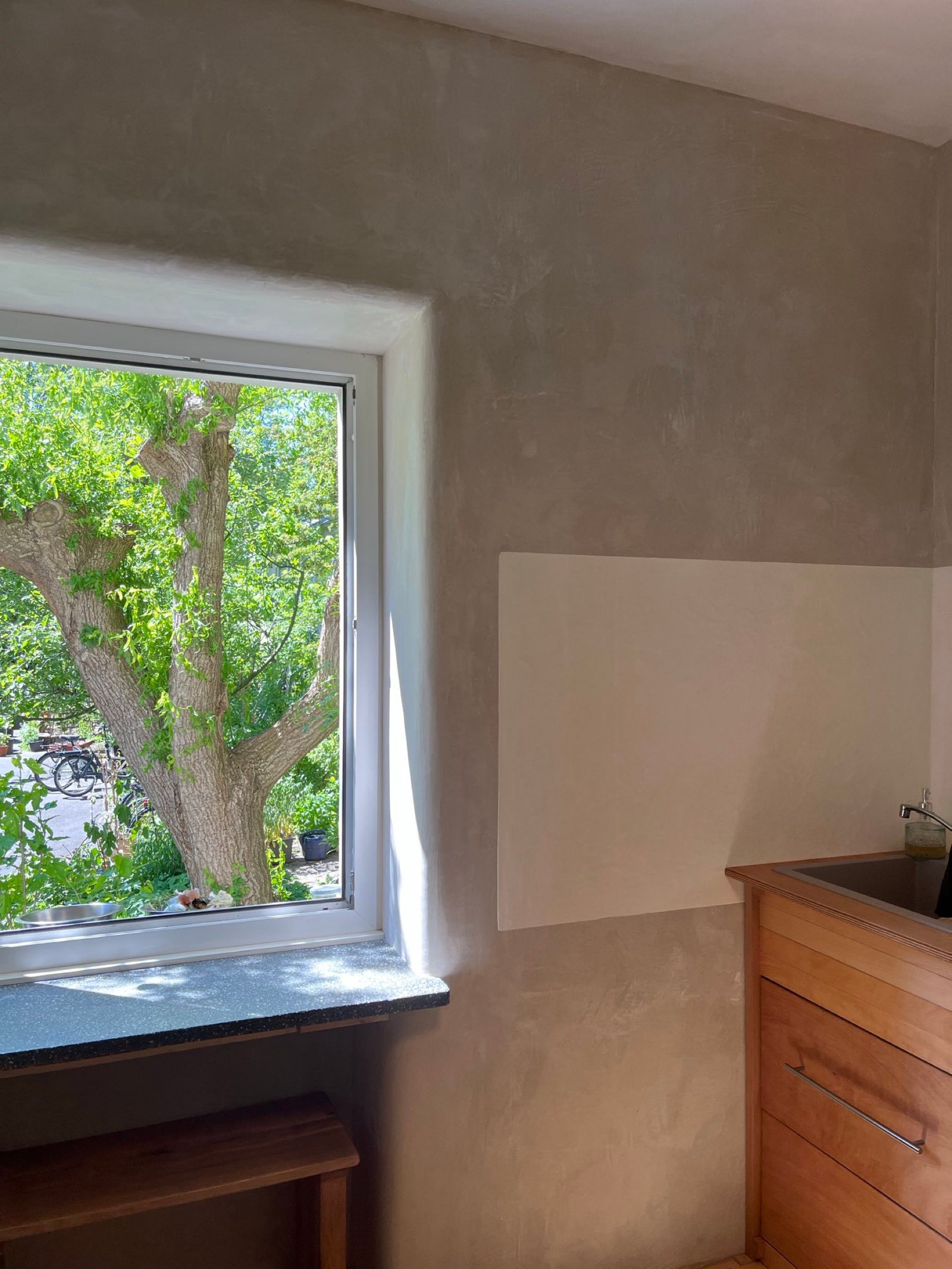 Kalkputzwände in sanierter Küche: gleichmäßige helle Oberfläche, Spachtelstruktur