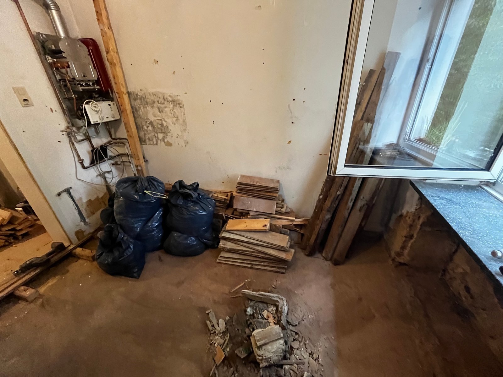 Schimmelschaden-Dokumentation: Wand- und Bodenübergang mit sichtbarem Befall