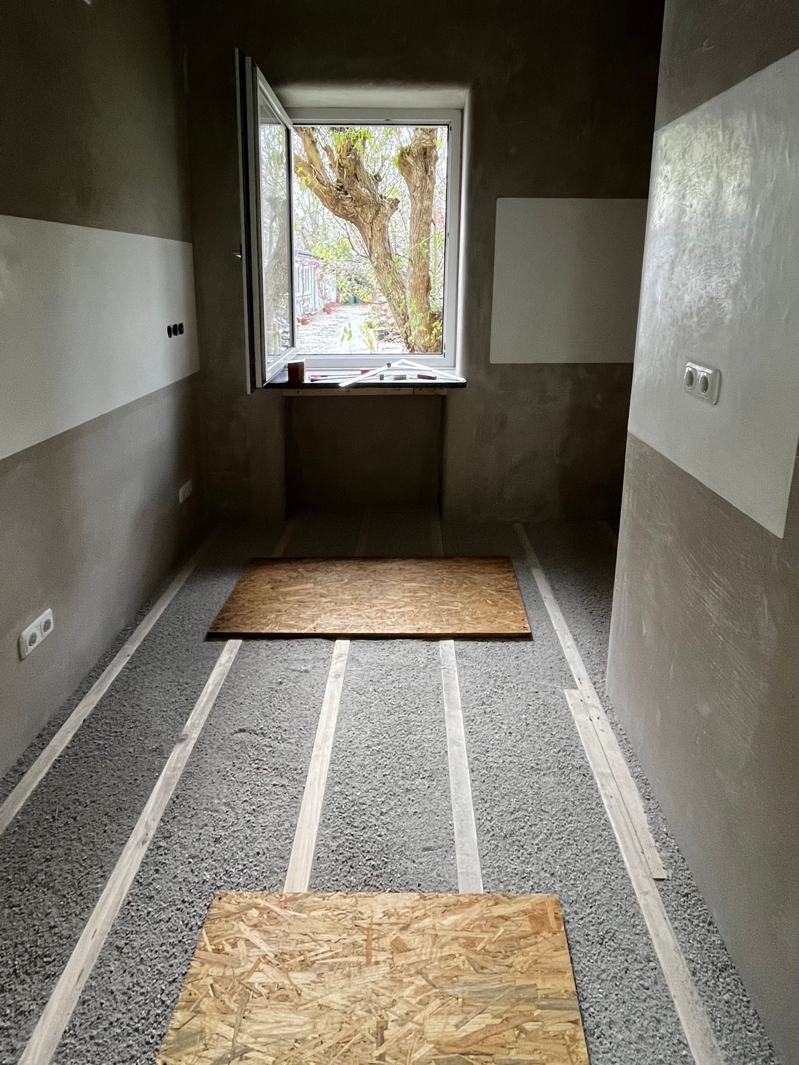 Schimmelschadensbehebung: Wandöffnung mit freiliegendem Mauerwerk und Feuchtigkeitsschäden