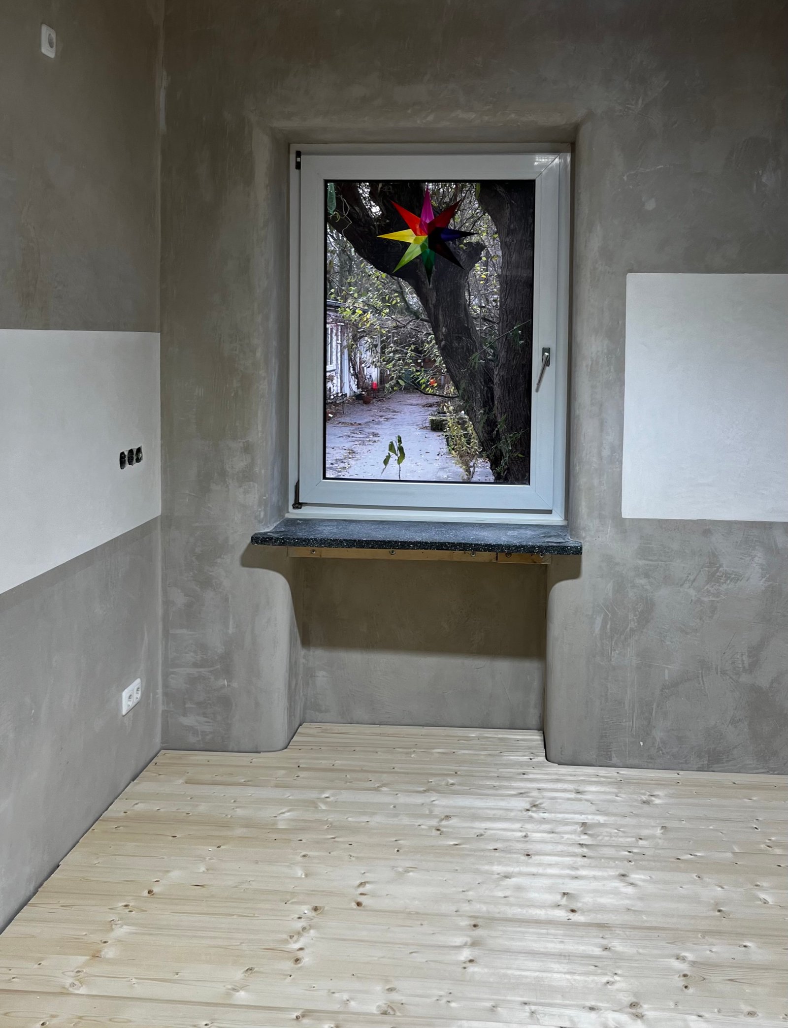 Schimmelschaden-Sanierung: neue Lehmputzwände im Badbereich, Installationen freigelegt