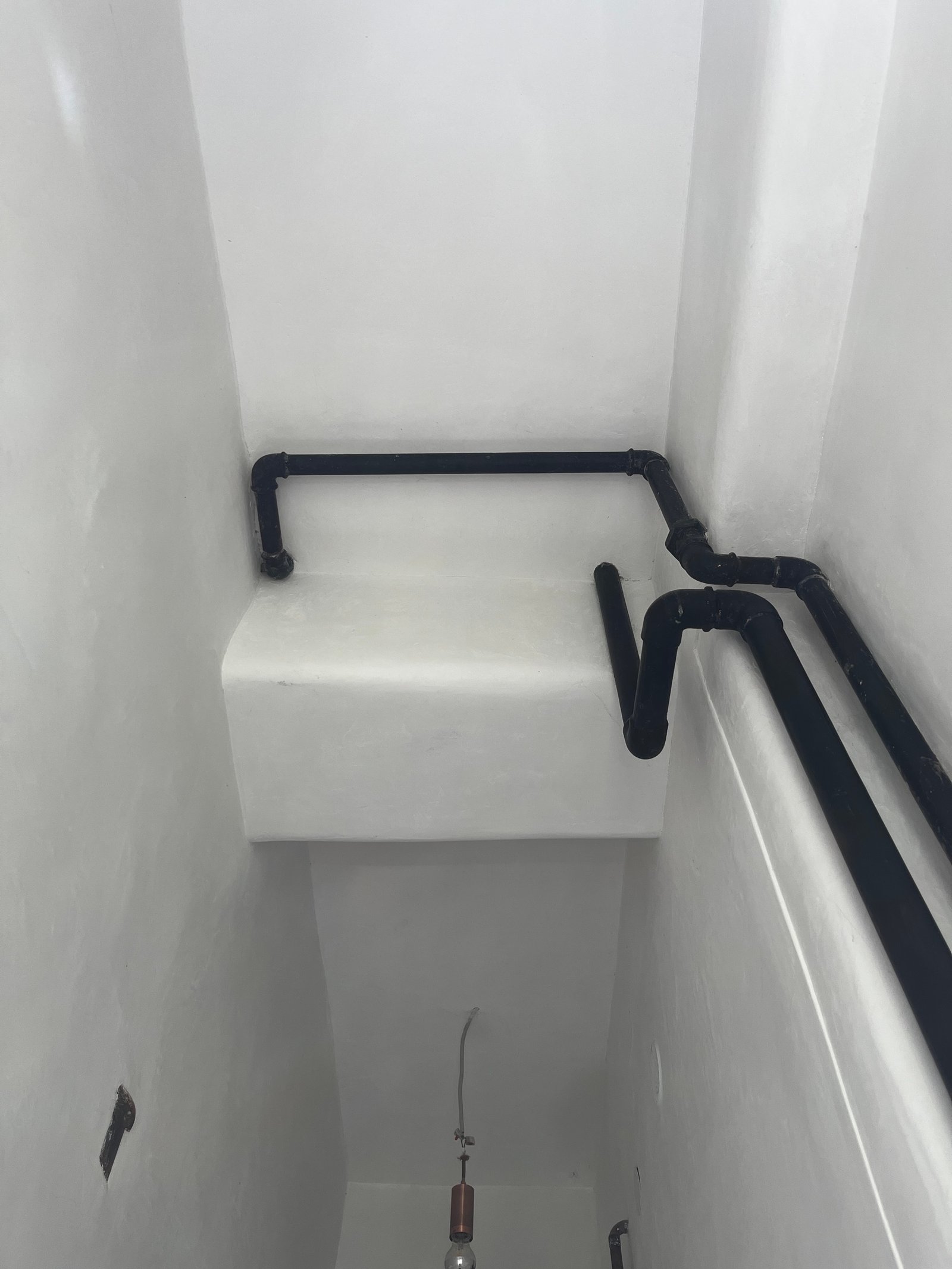 Kalkputzraum nach Schimmelsanierung: helle glatte Wände, neuer Bodenaufbau sichtbar