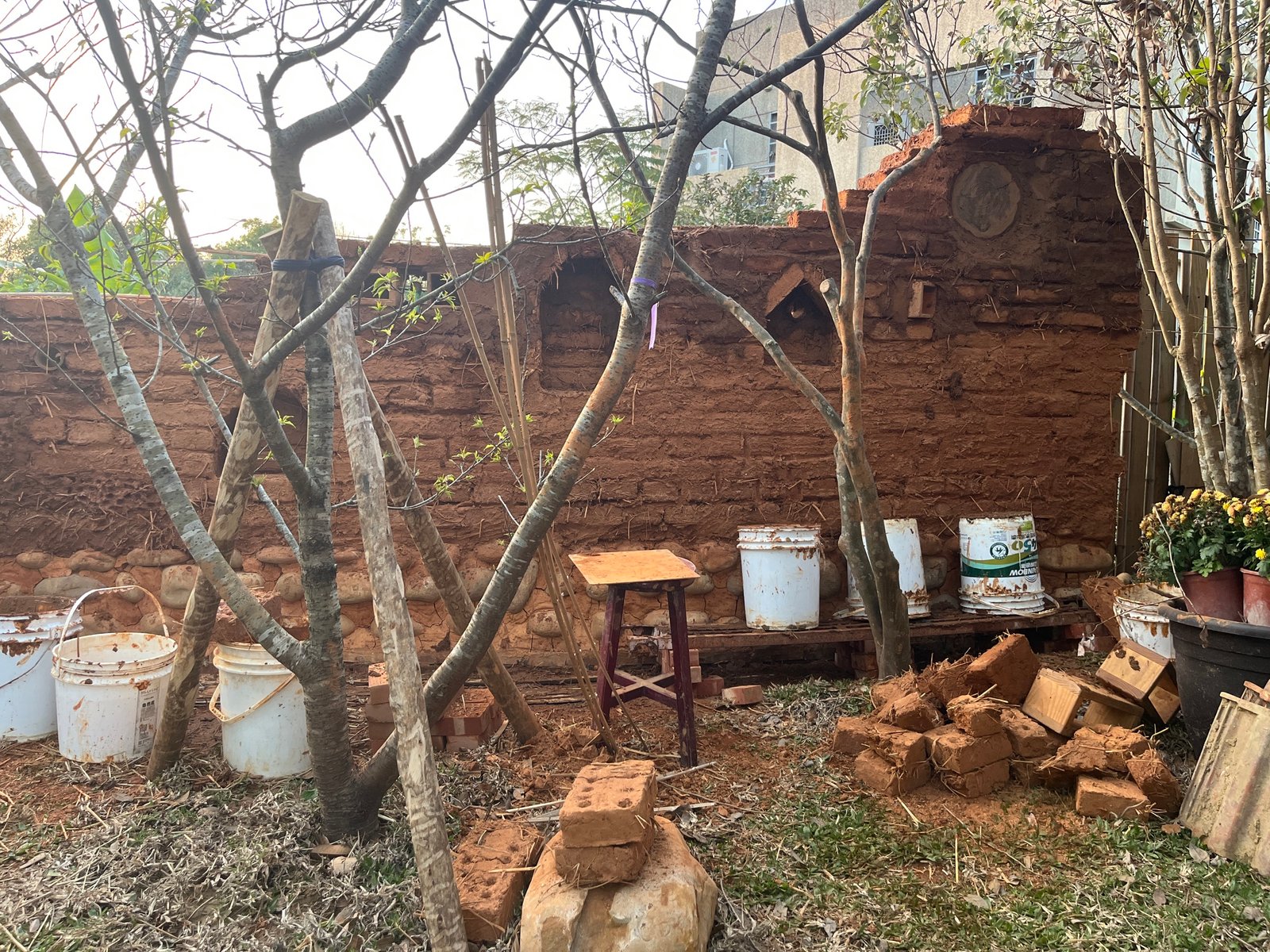 Historische Lehmziegelmauer Taiwan mit Rundbogennische, Garten, Baumaterial