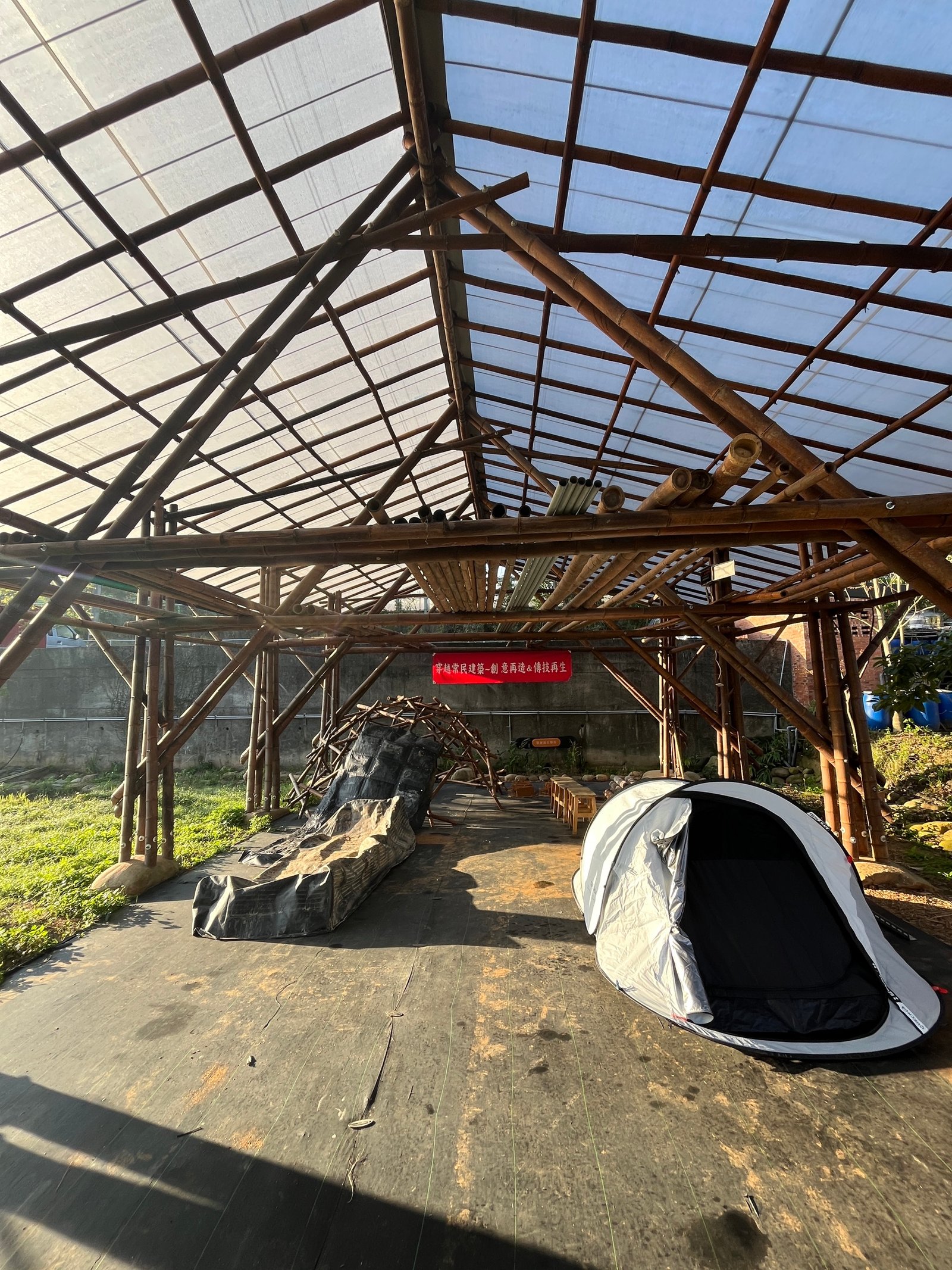 Bambus-Gerüstkonstruktion auf Lehmbaustelle Taiwan, Schutzplane im Hintergrund