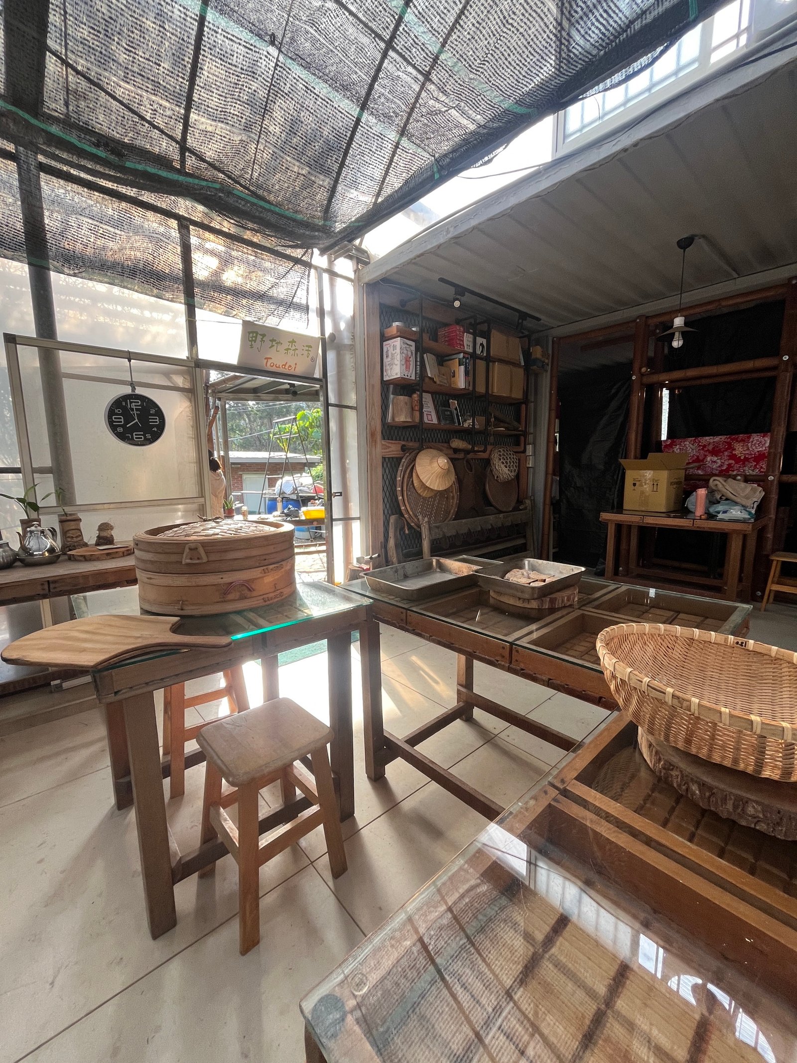 Traditioneller taiwanesischer Laden: Holzmöbel und Korbwaren, Lehmwand im Hintergrund