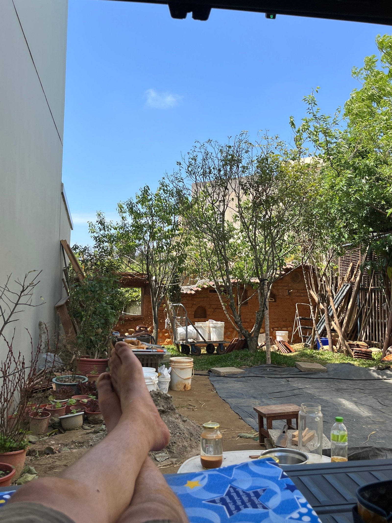 Stampflehmwand mit Bambusgerüst im Hintergrund, Lehmbauprojekt Taiwan