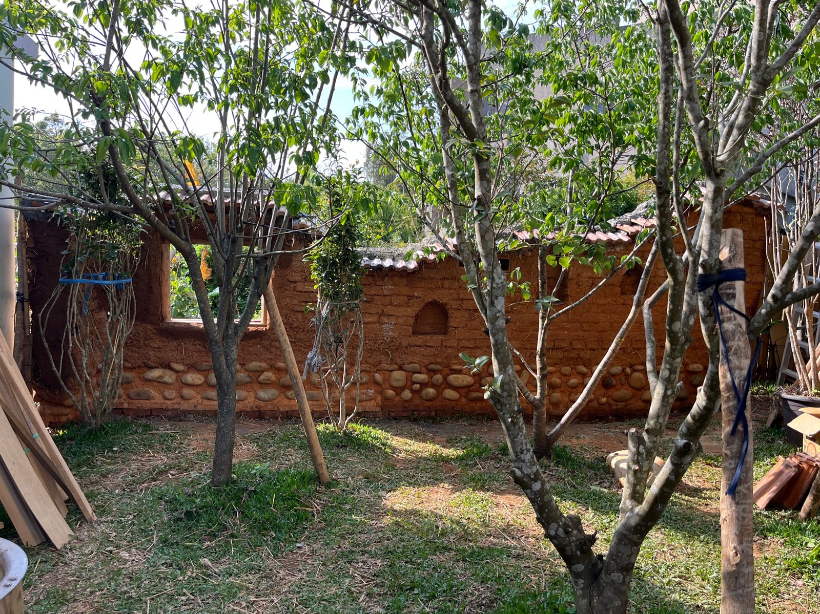Lehmziegelmauer mit Bogennische im Garten Taiwan, historische Bauweise