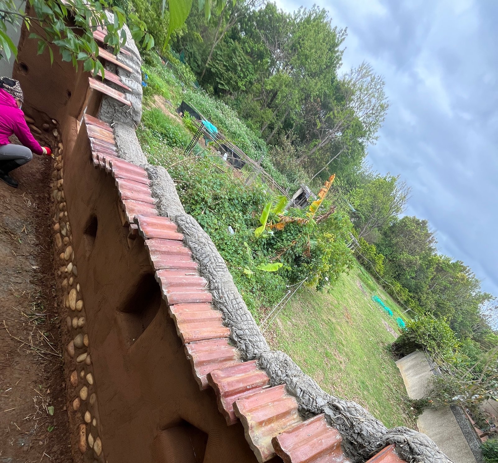 Lehmziegelmauer mit Dachziegelkrone und Kieselsockel, Seitenansicht, Taiwan