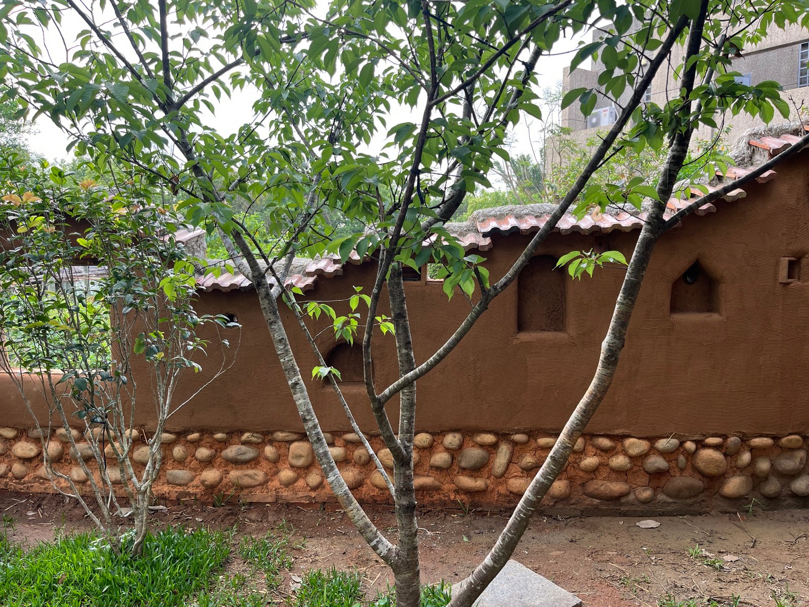 Stampflehmwand mit eingelassenen Feldsteinen und Wandnischen, Taiwan, Innenansicht