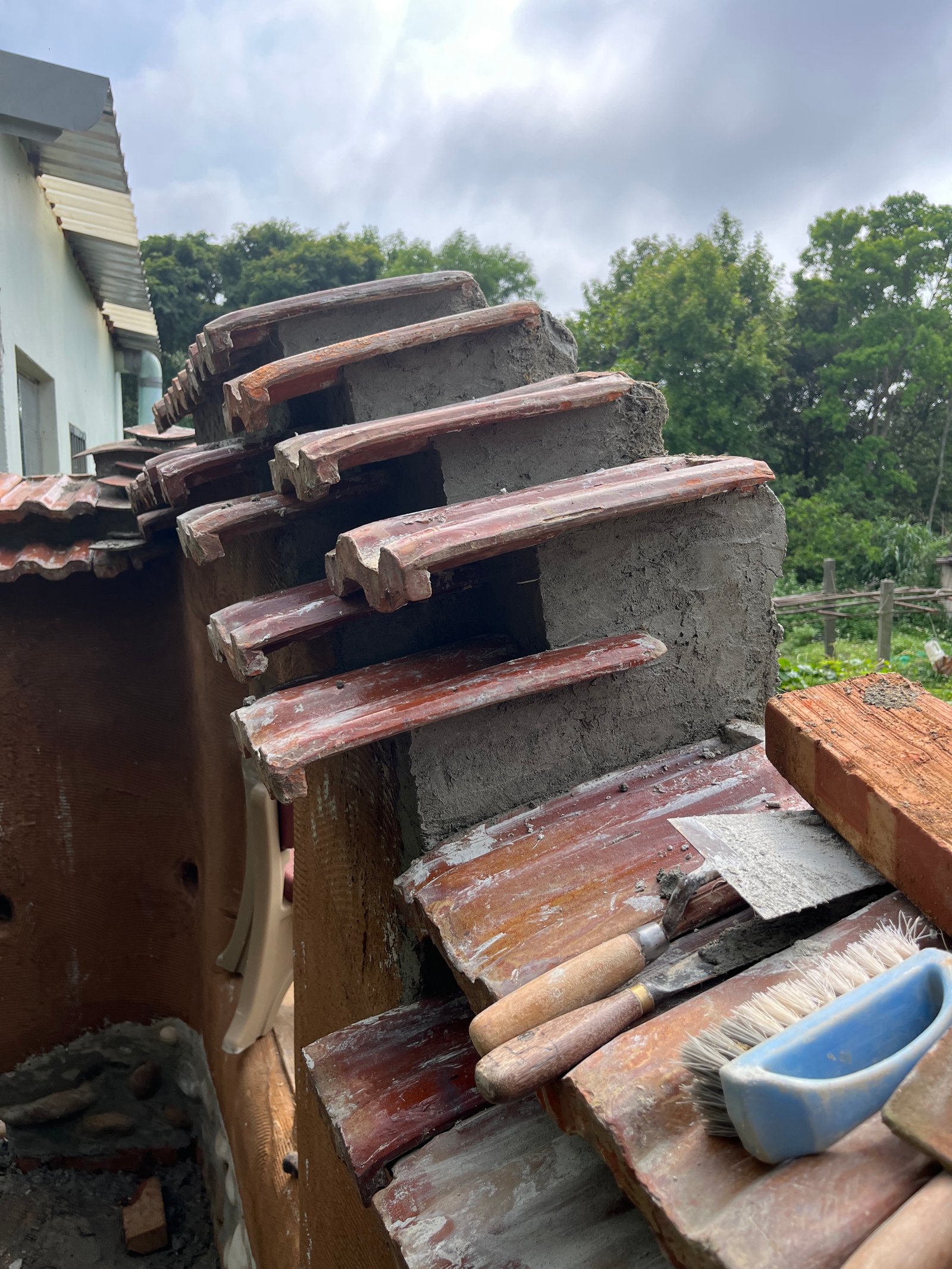 Historische koreanische oder taiwanesische Dachziegel, gestapelt zur Restaurierung